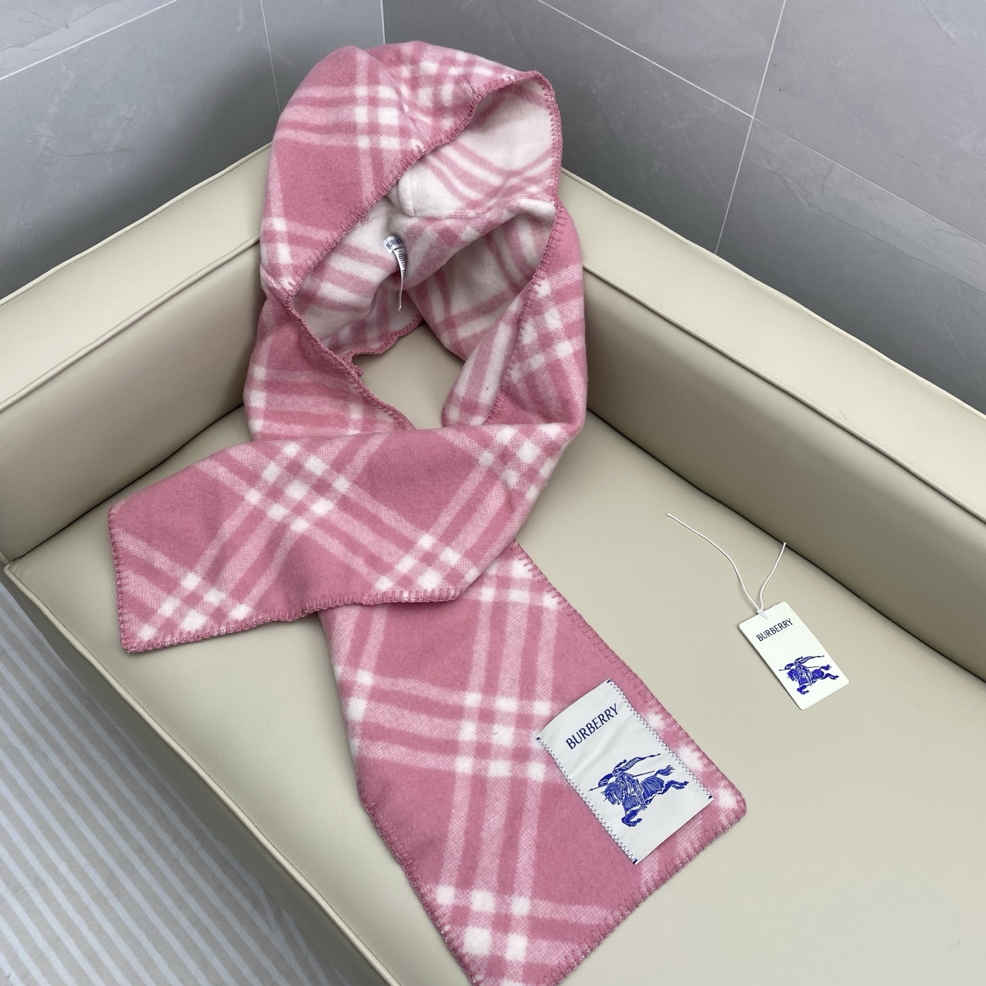 𝐁𝐁𝐫 格纹连帽围巾披肩195*30cm.100%绵羊毛围巾选用挪威精纺羊毛面料打造，装饰新季格纹。连帽