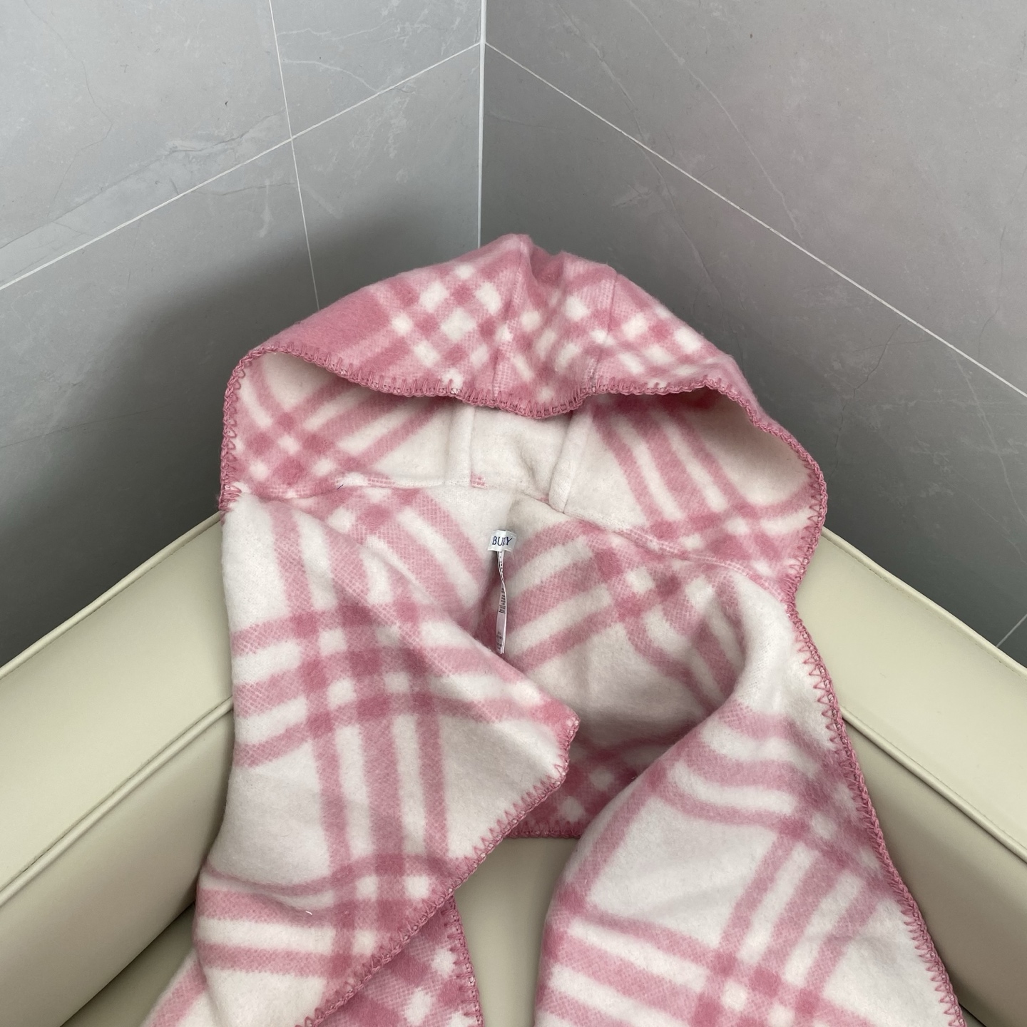 𝐁𝐁𝐫 格纹连帽围巾披肩195*30cm.100%绵羊毛围巾选用挪威精纺羊毛面料打造，装饰新季格纹。连帽