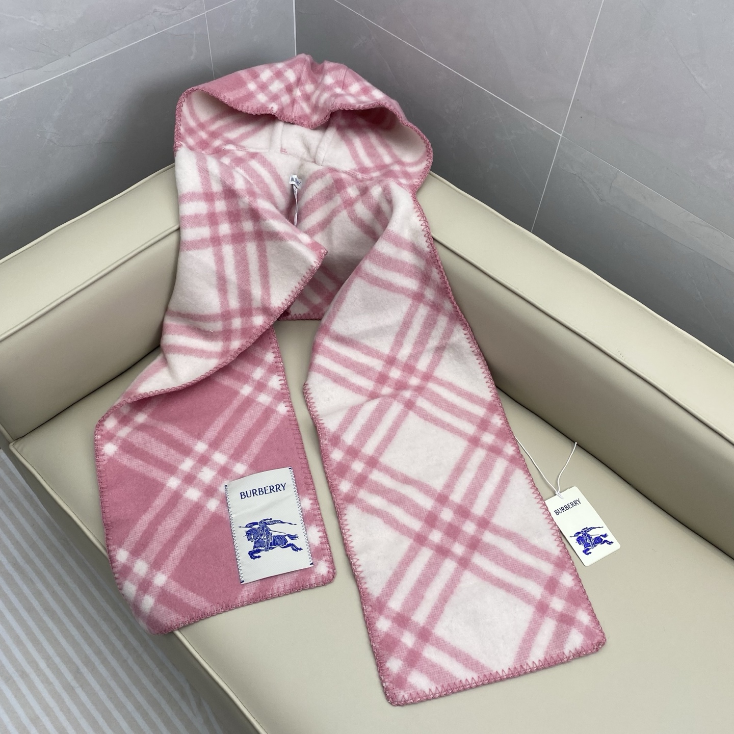 𝐁𝐁𝐫 格纹连帽围巾披肩195*30cm.100%绵羊毛围巾选用挪威精纺羊毛面料打造，装饰新季格纹。连帽