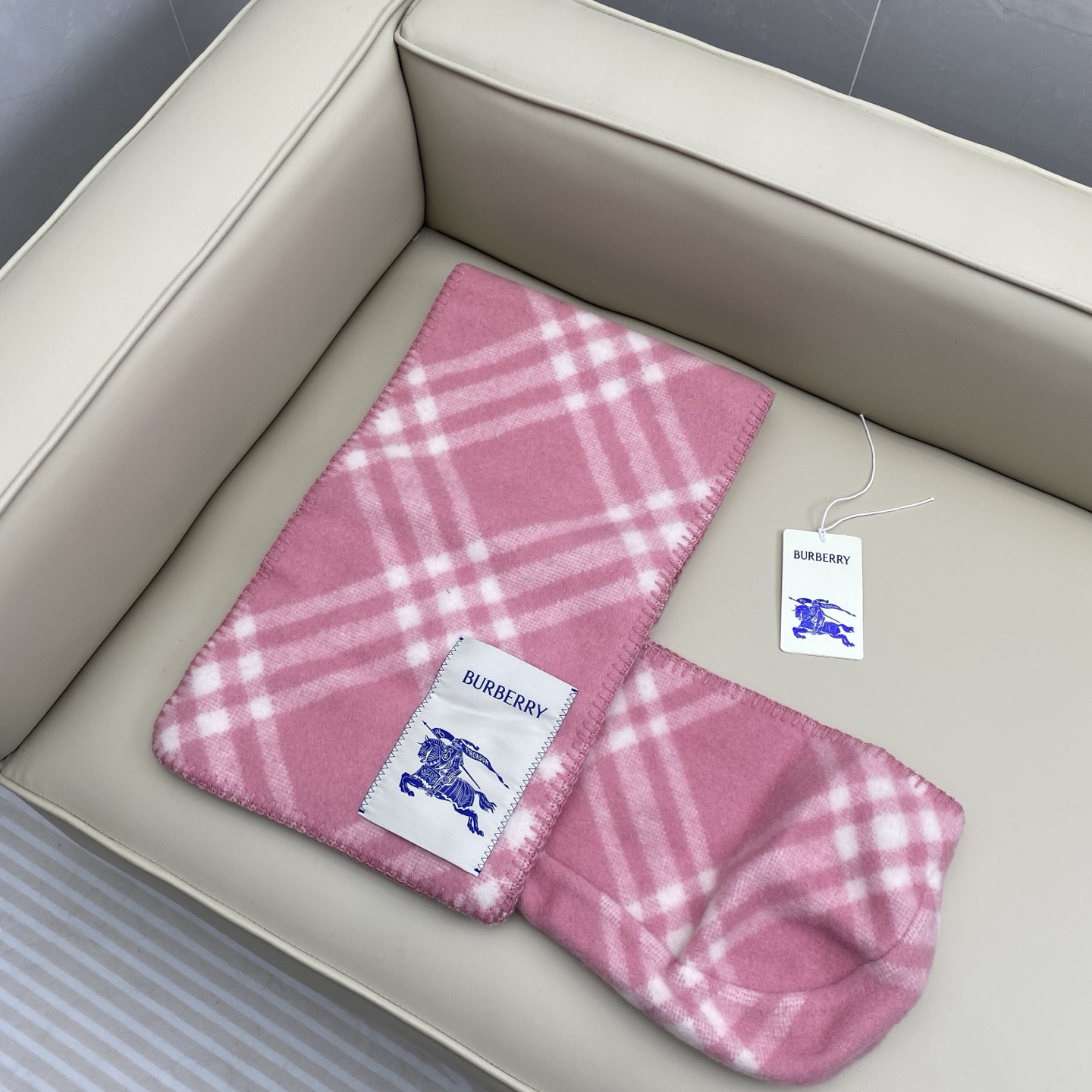 𝐁𝐁𝐫 格纹连帽围巾披肩195*30cm.100%绵羊毛围巾选用挪威精纺羊毛面料打造，装饰新季格纹。连帽