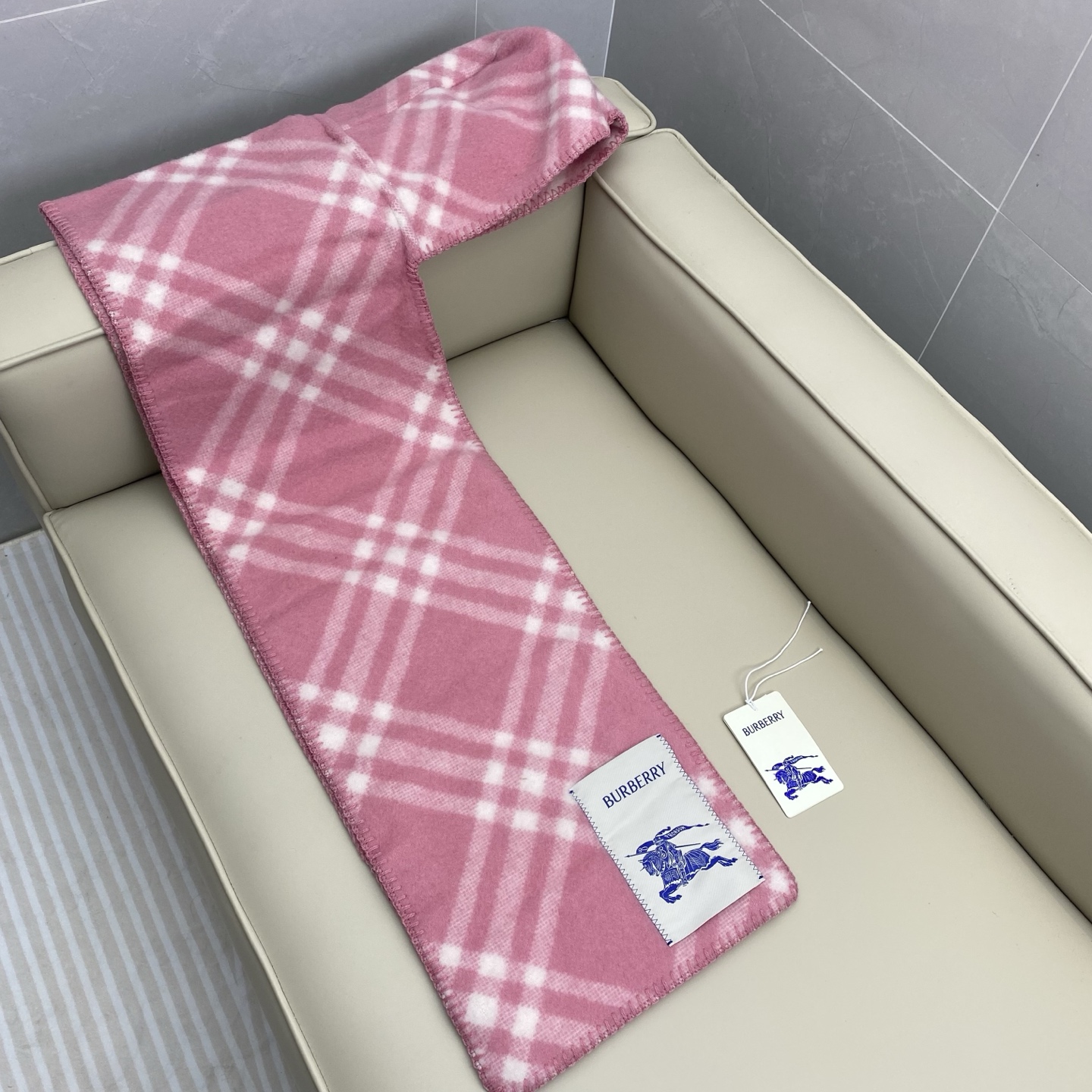 𝐁𝐁𝐫 格纹连帽围巾披肩195*30cm.100%绵羊毛围巾选用挪威精纺羊毛面料打造，装饰新季格纹。连帽