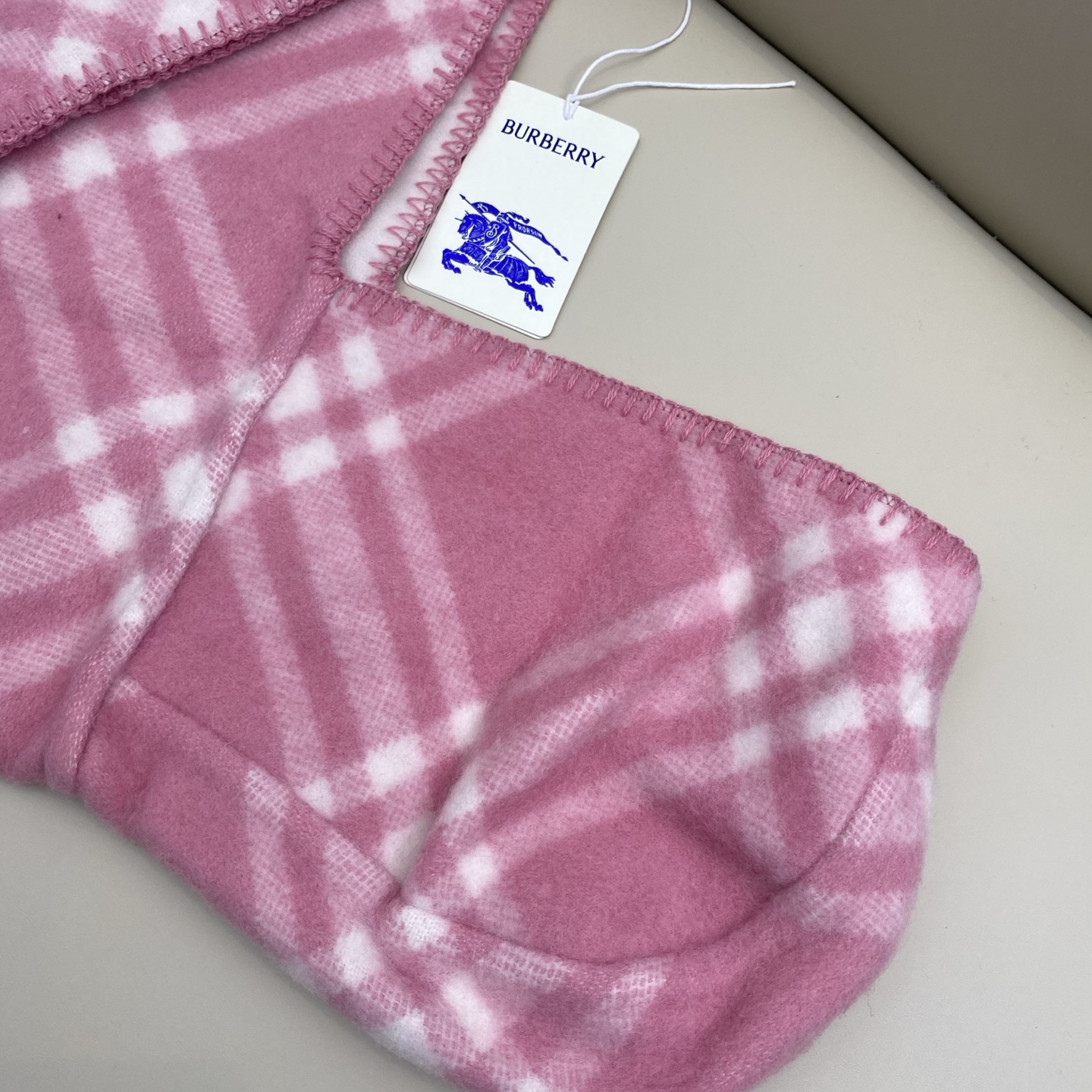 𝐁𝐁𝐫 格纹连帽围巾披肩195*30cm.100%绵羊毛围巾选用挪威精纺羊毛面料打造，装饰新季格纹。连帽