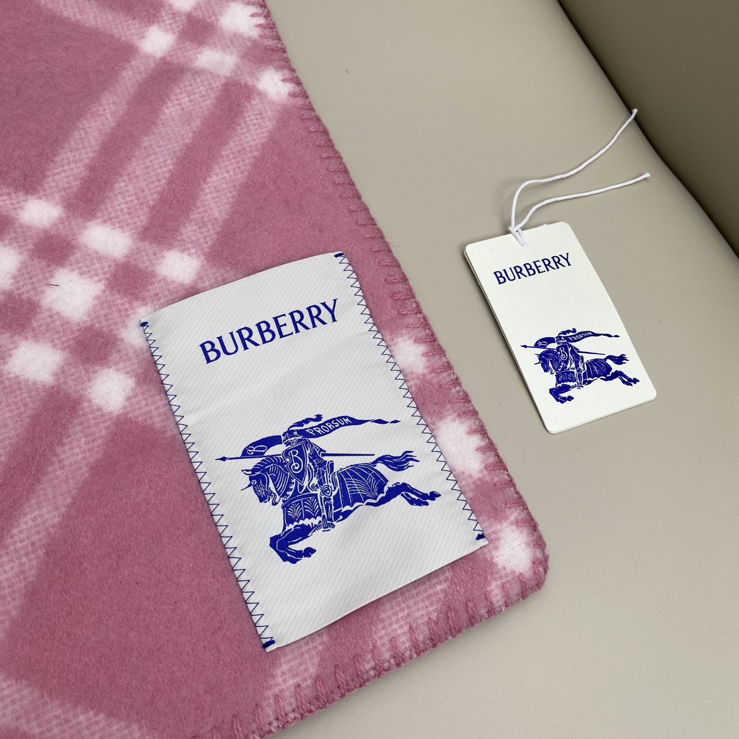 𝐁𝐁𝐫 格纹连帽围巾披肩195*30cm.100%绵羊毛围巾选用挪威精纺羊毛面料打造，装饰新季格纹。连帽