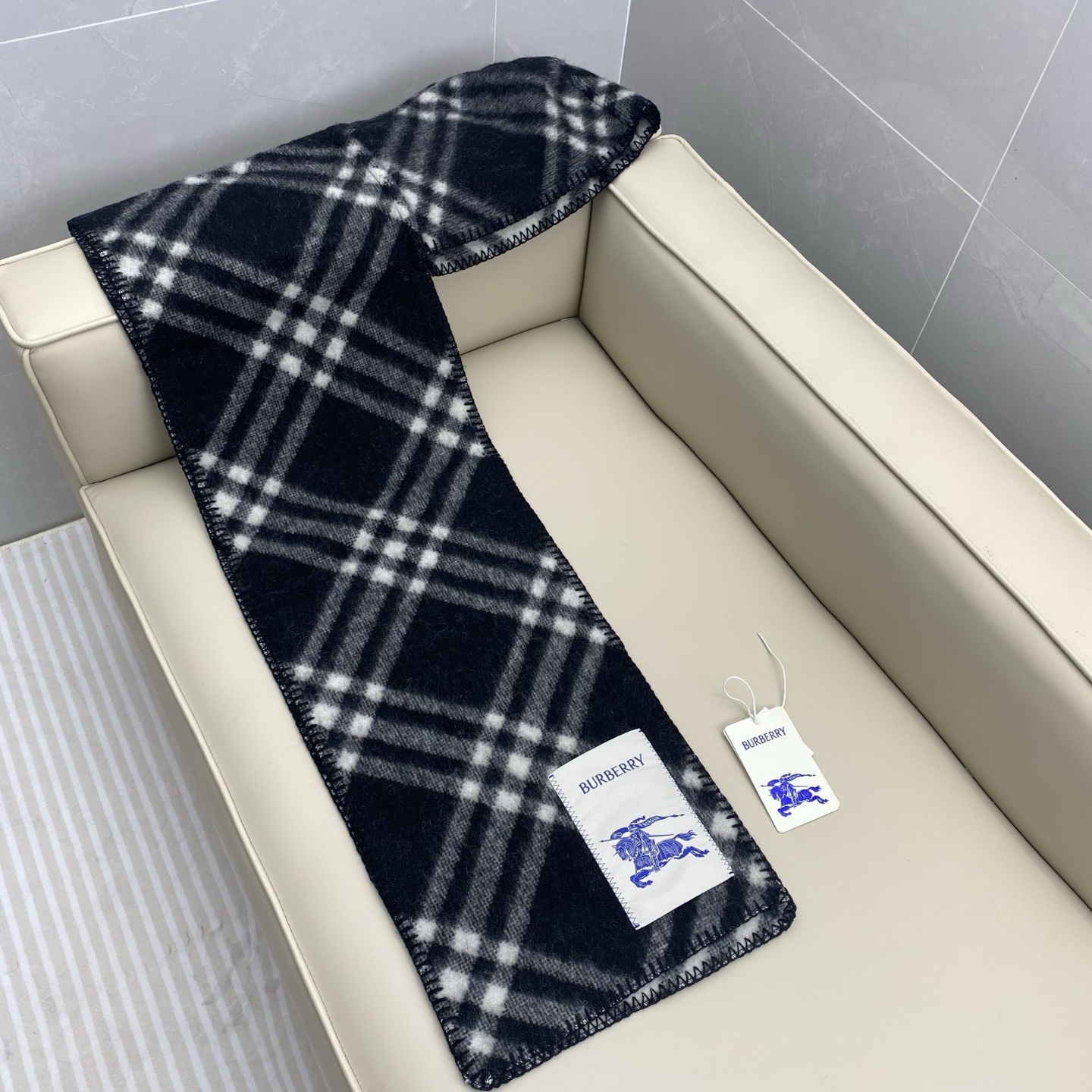 𝐁𝐁𝐫 格纹连帽围巾披肩195*30cm.100%绵羊毛围巾选用挪威精纺羊毛面料打造，装饰新季格纹。连帽