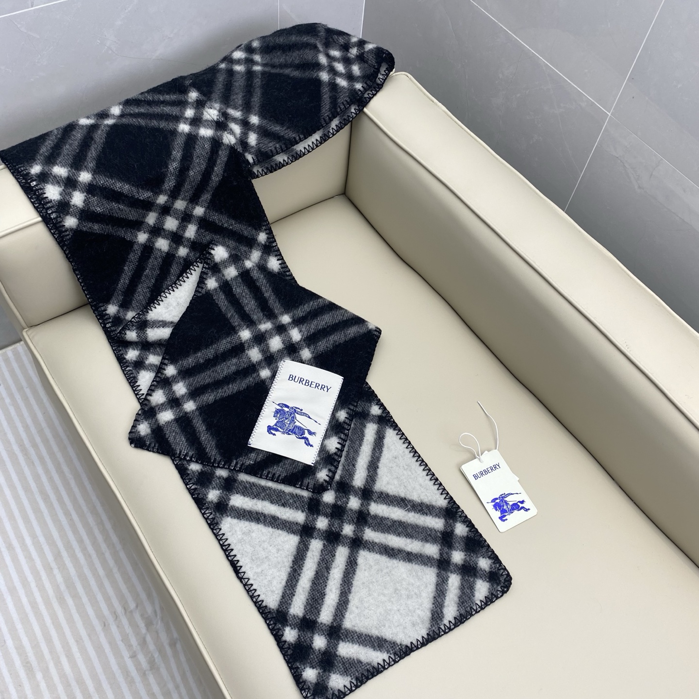 𝐁𝐁𝐫 格纹连帽围巾披肩195*30cm.100%绵羊毛围巾选用挪威精纺羊毛面料打造，装饰新季格纹。连帽