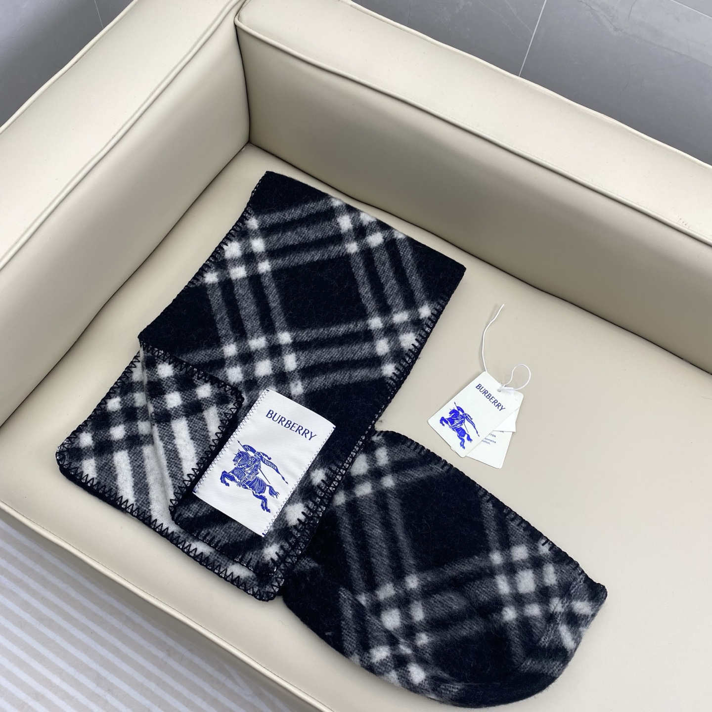 𝐁𝐁𝐫 格纹连帽围巾披肩195*30cm.100%绵羊毛围巾选用挪威精纺羊毛面料打造，装饰新季格纹。连帽