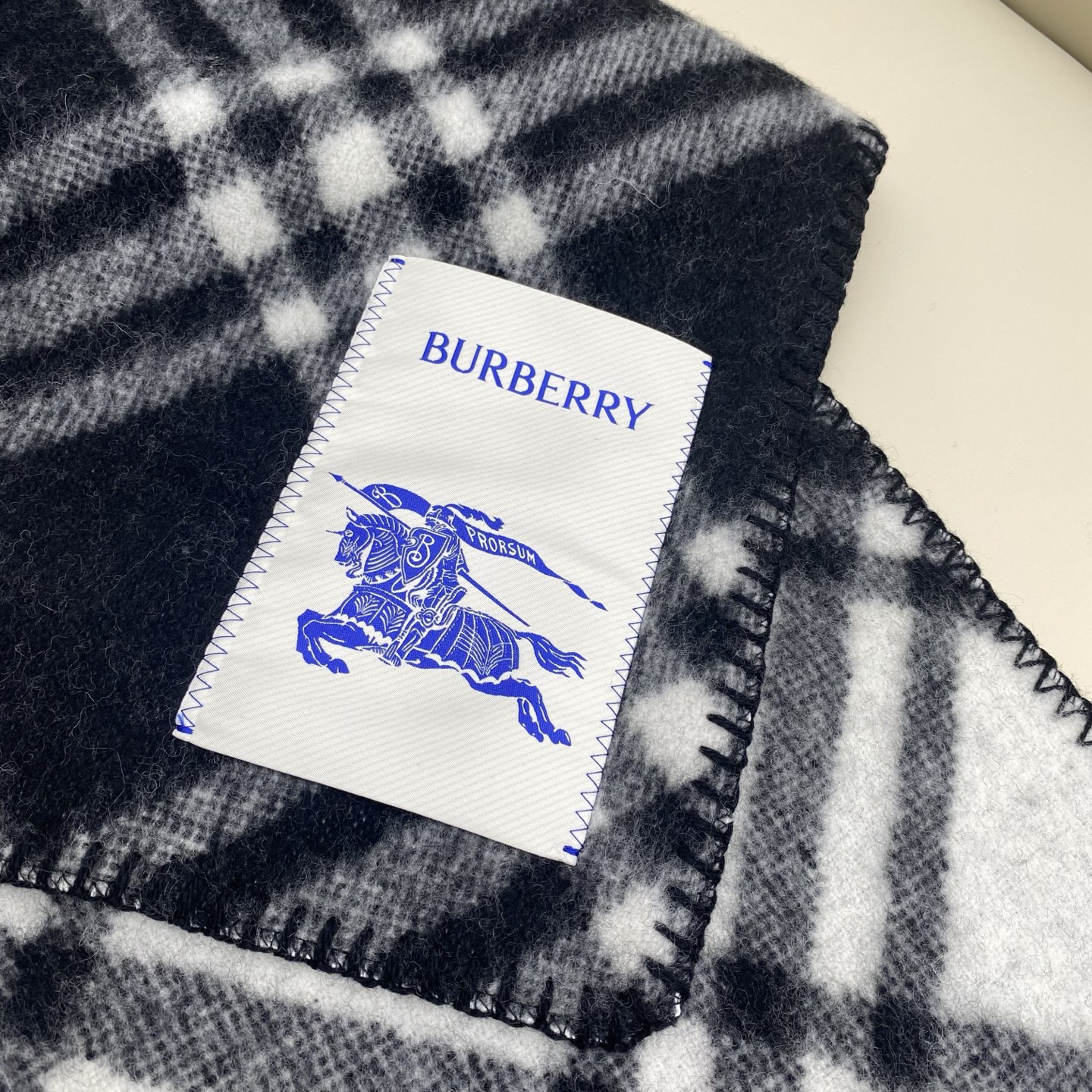 𝐁𝐁𝐫 格纹连帽围巾披肩195*30cm.100%绵羊毛围巾选用挪威精纺羊毛面料打造，装饰新季格纹。连帽