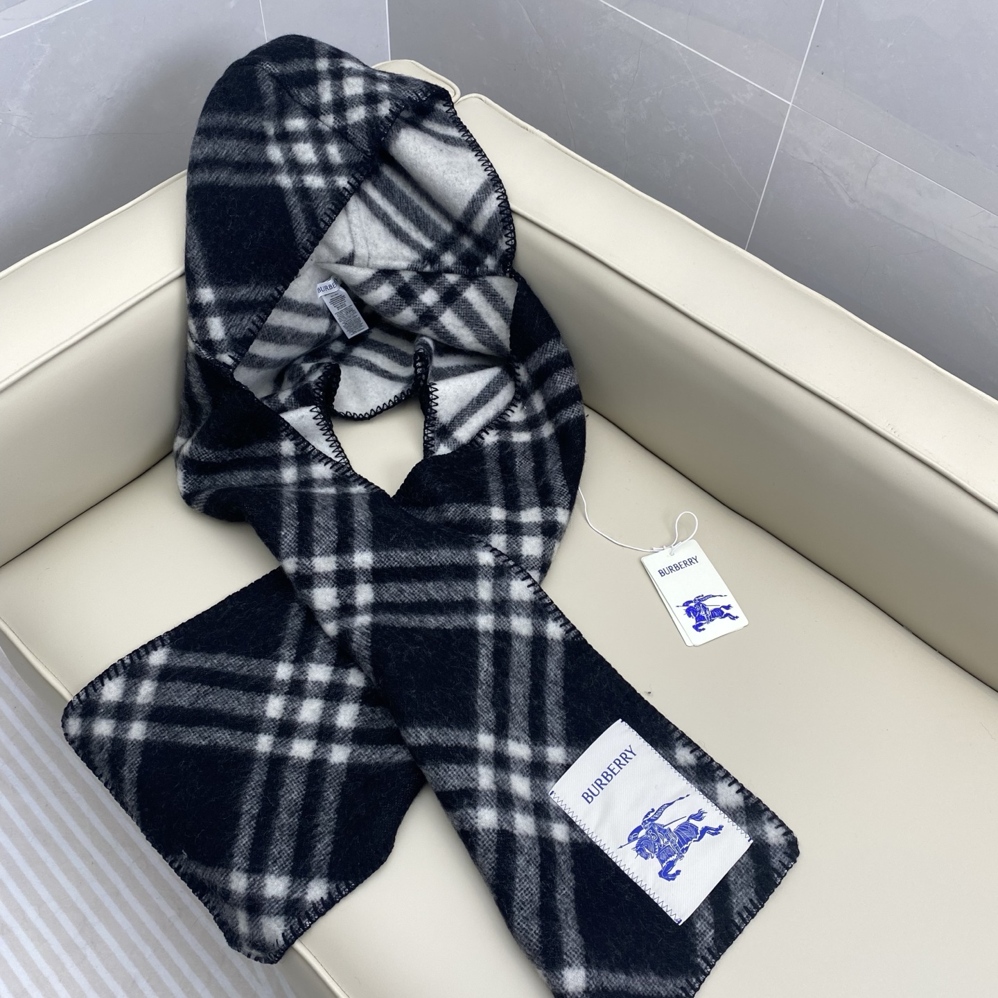 𝐁𝐁𝐫 格纹连帽围巾披肩195*30cm.100%绵羊毛围巾选用挪威精纺羊毛面料打造，装饰新季格纹。连帽