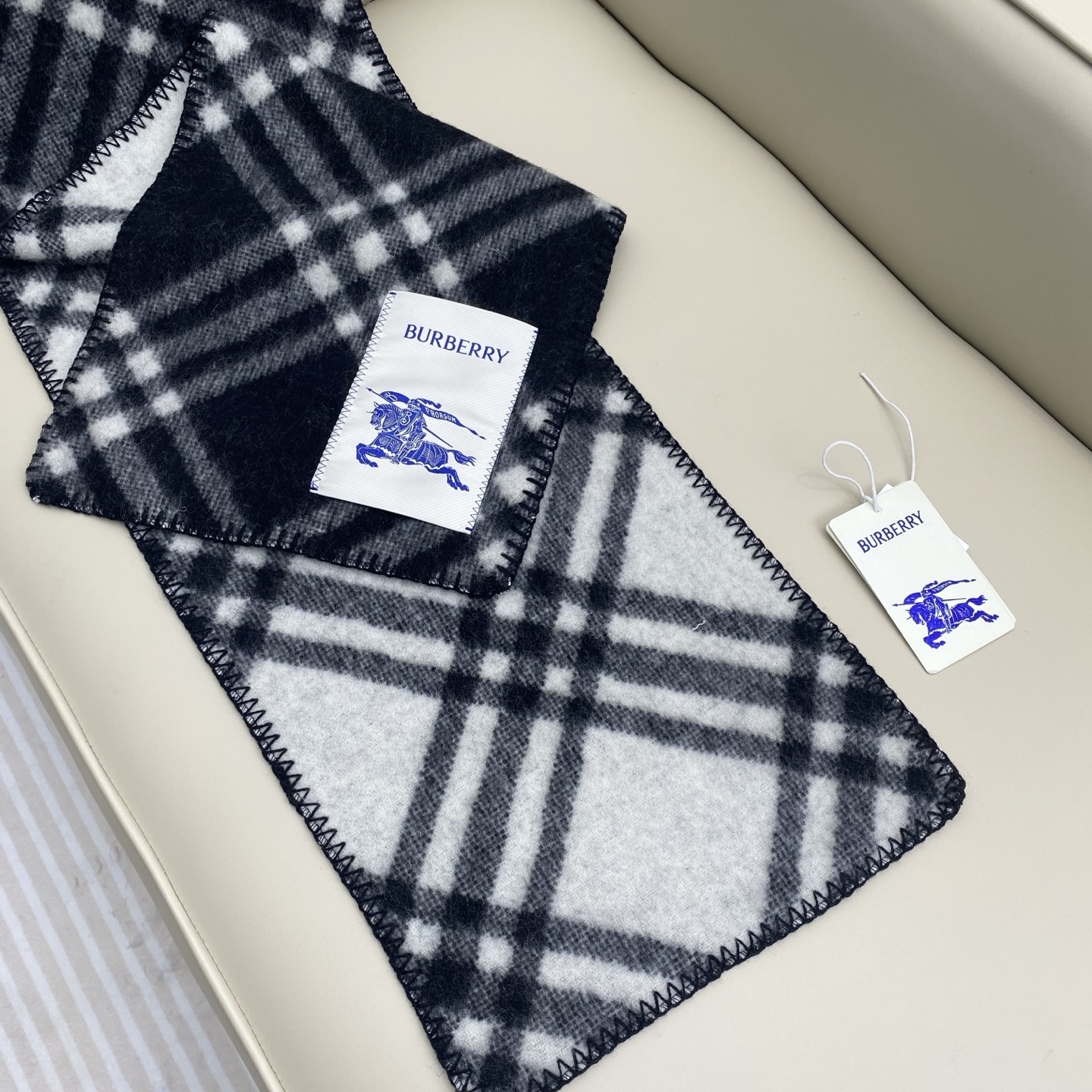 𝐁𝐁𝐫 格纹连帽围巾披肩195*30cm.100%绵羊毛围巾选用挪威精纺羊毛面料打造，装饰新季格纹。连帽