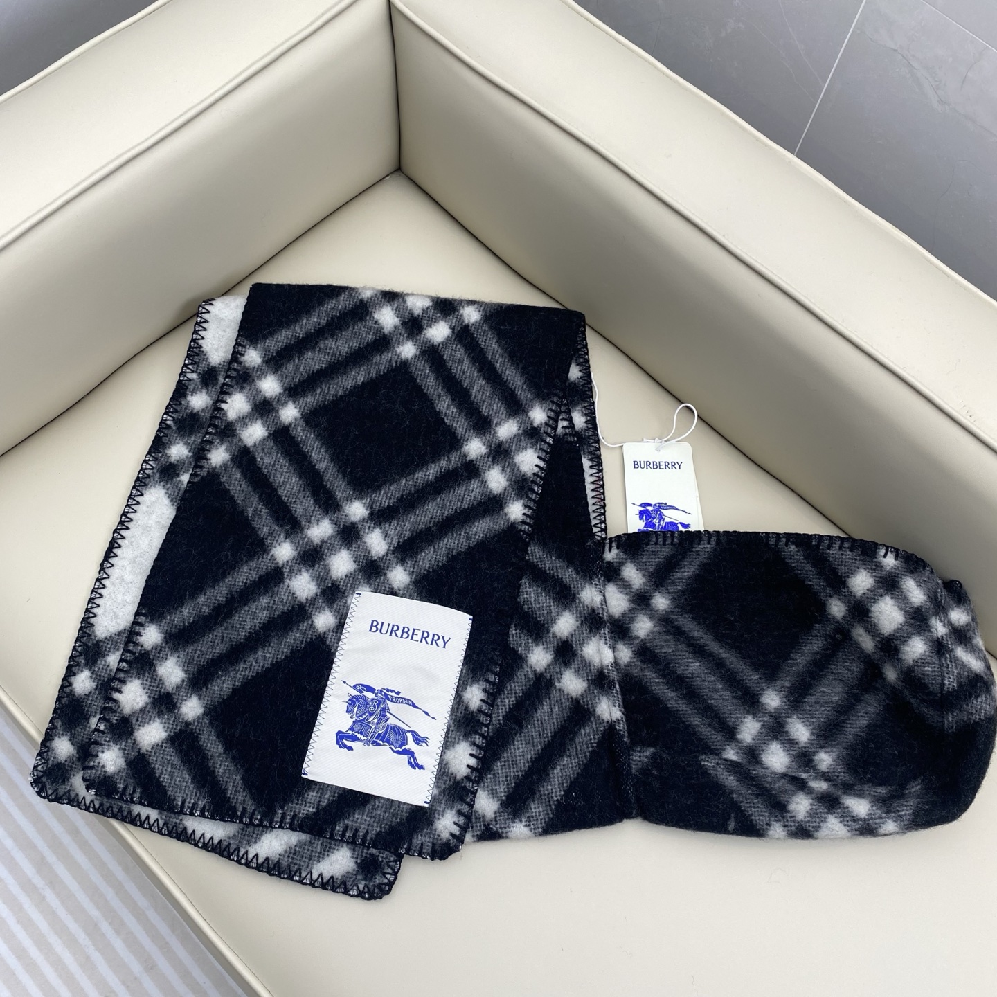 𝐁𝐁𝐫 格纹连帽围巾披肩195*30cm.100%绵羊毛围巾选用挪威精纺羊毛面料打造，装饰新季格纹。连帽