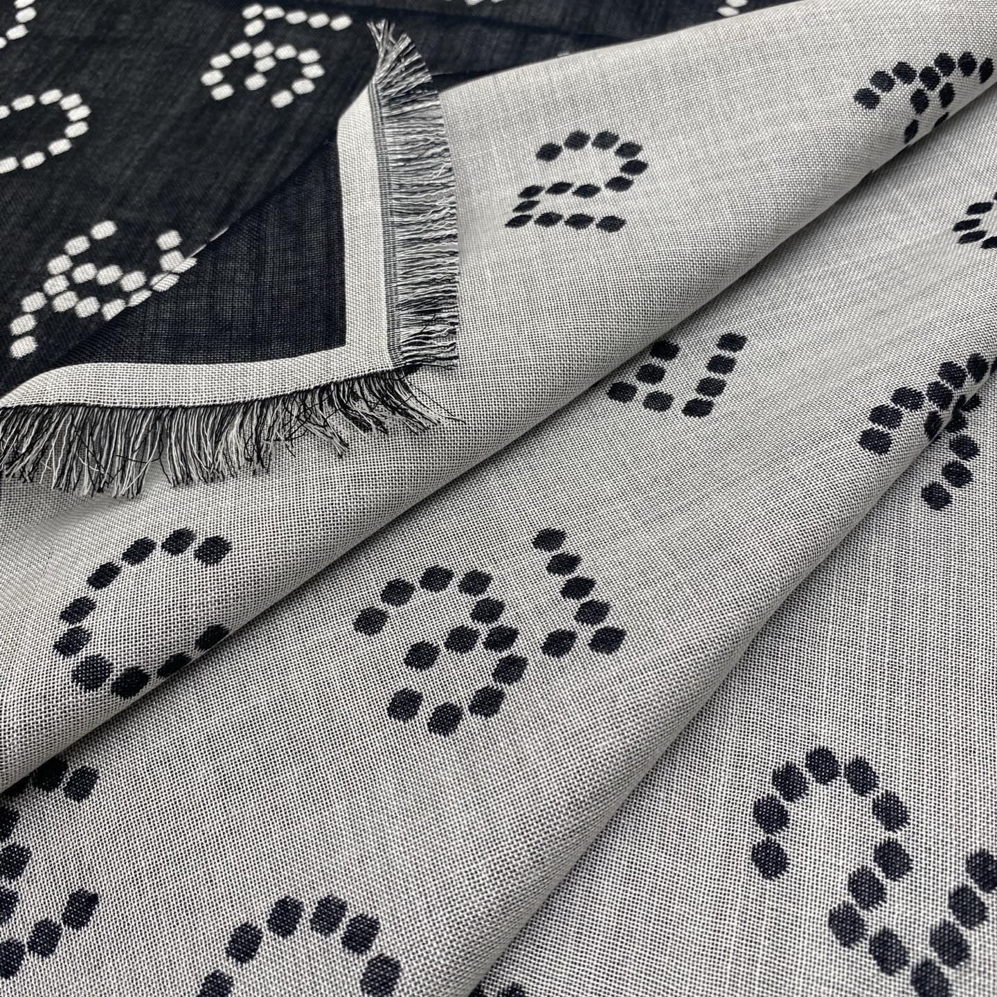 𝑪𝒉 数字标志 140*140cm.86%绵羊毛.14%真丝.精选顶级绵羊毛/桑蚕丝，双面融合精湛工艺。