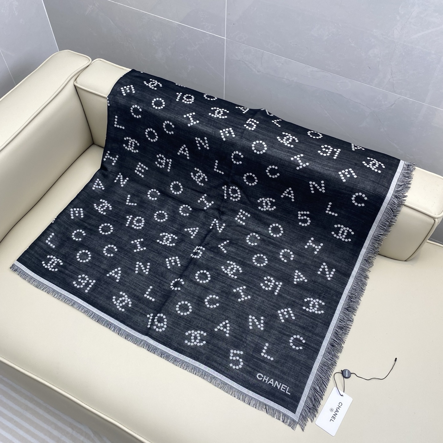 𝑪𝒉 数字标志 140*140cm.86%绵羊毛.14%真丝.精选顶级绵羊毛/桑蚕丝，双面融合精湛工艺。