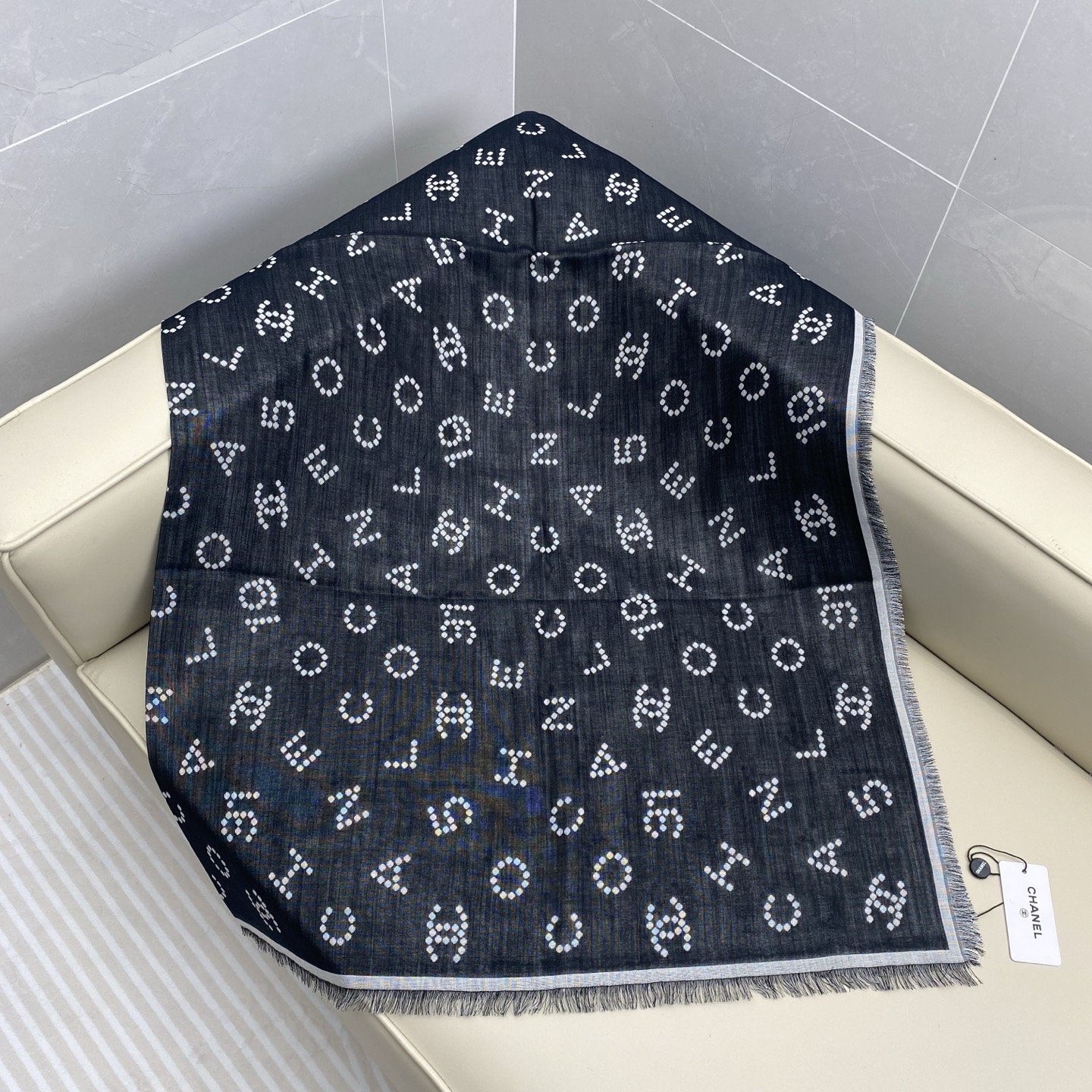 𝑪𝒉 数字标志 140*140cm.86%绵羊毛.14%真丝.精选顶级绵羊毛/桑蚕丝，双面融合精湛工艺。