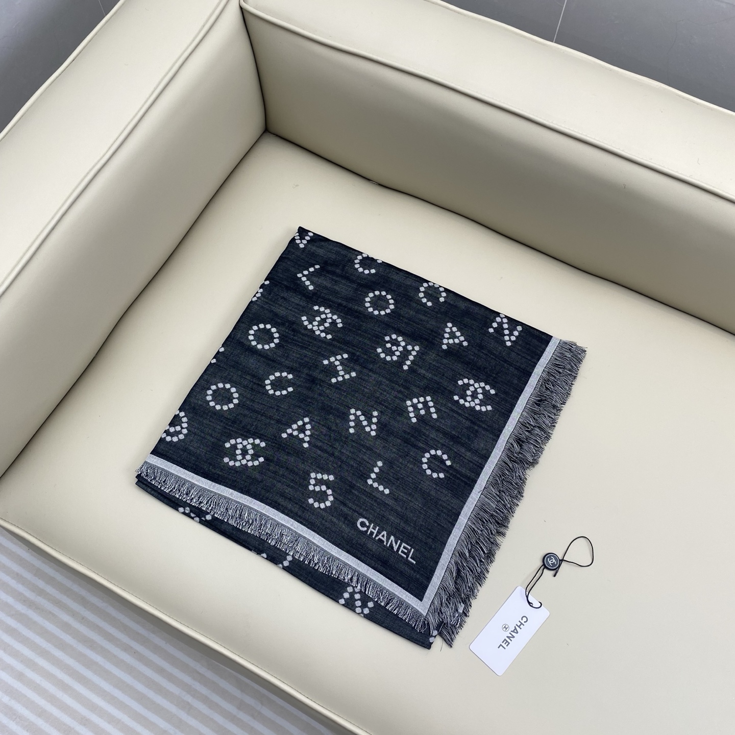 𝑪𝒉 数字标志 140*140cm.86%绵羊毛.14%真丝.精选顶级绵羊毛/桑蚕丝，双面融合精湛工艺。