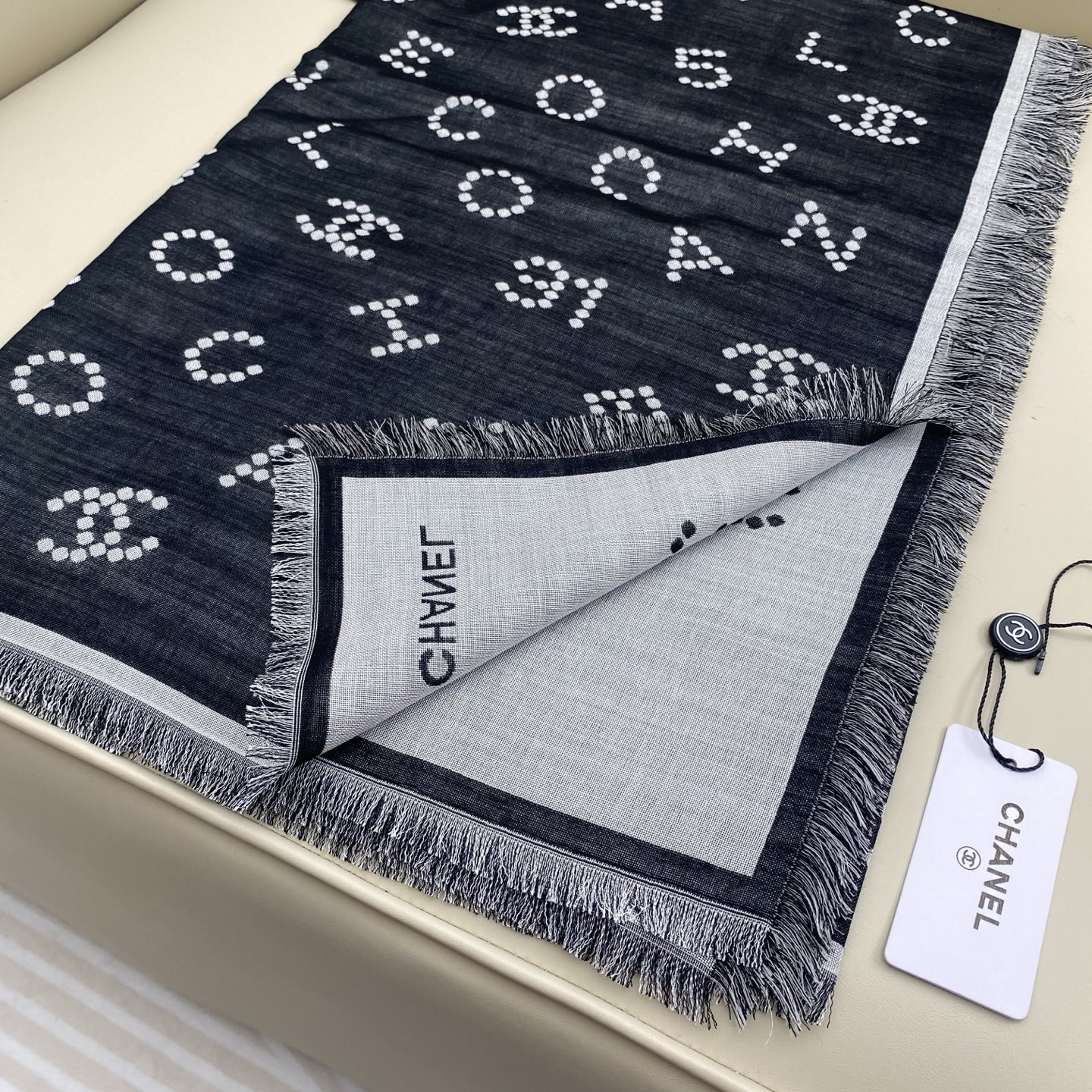 𝑪𝒉 数字标志 140*140cm.86%绵羊毛.14%真丝.精选顶级绵羊毛/桑蚕丝，双面融合精湛工艺。