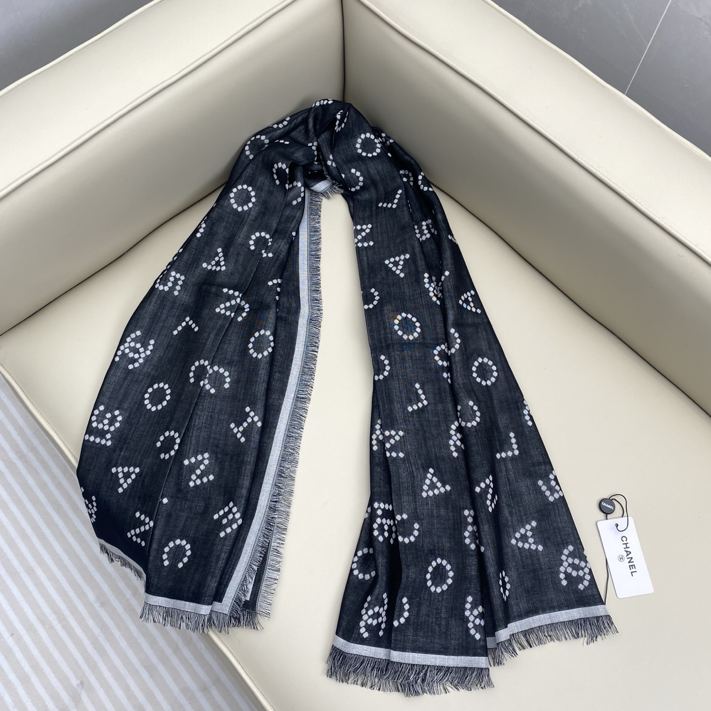 𝑪𝒉 数字标志 140*140cm.86%绵羊毛.14%真丝.精选顶级绵羊毛/桑蚕丝，双面融合精湛工艺。