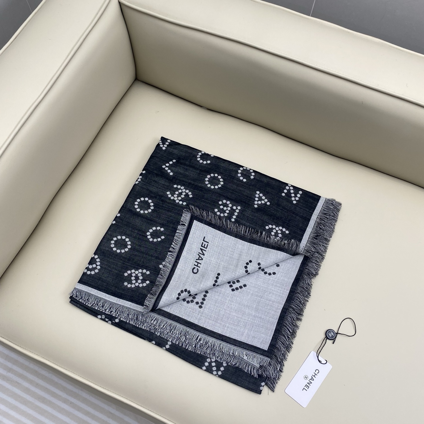 𝑪𝒉 数字标志 140*140cm.86%绵羊毛.14%真丝.精选顶级绵羊毛/桑蚕丝，双面融合精湛工艺。