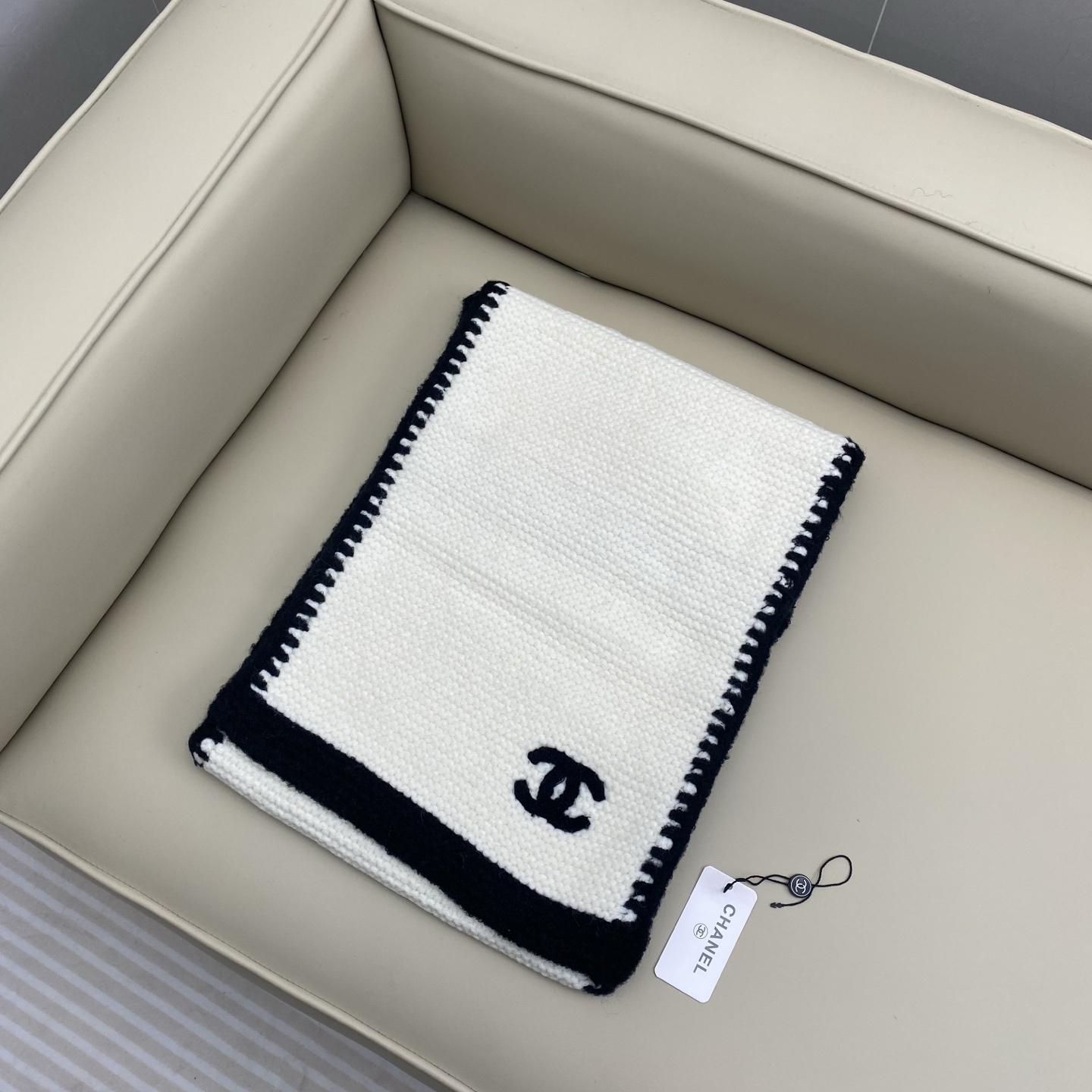 香奈儿系列货 专供viP 产品 ♥顶级苏格兰进口绵羊毛 回钩针法使围巾赋有弹性且柔软亲肤 🤩🤩 无比的高