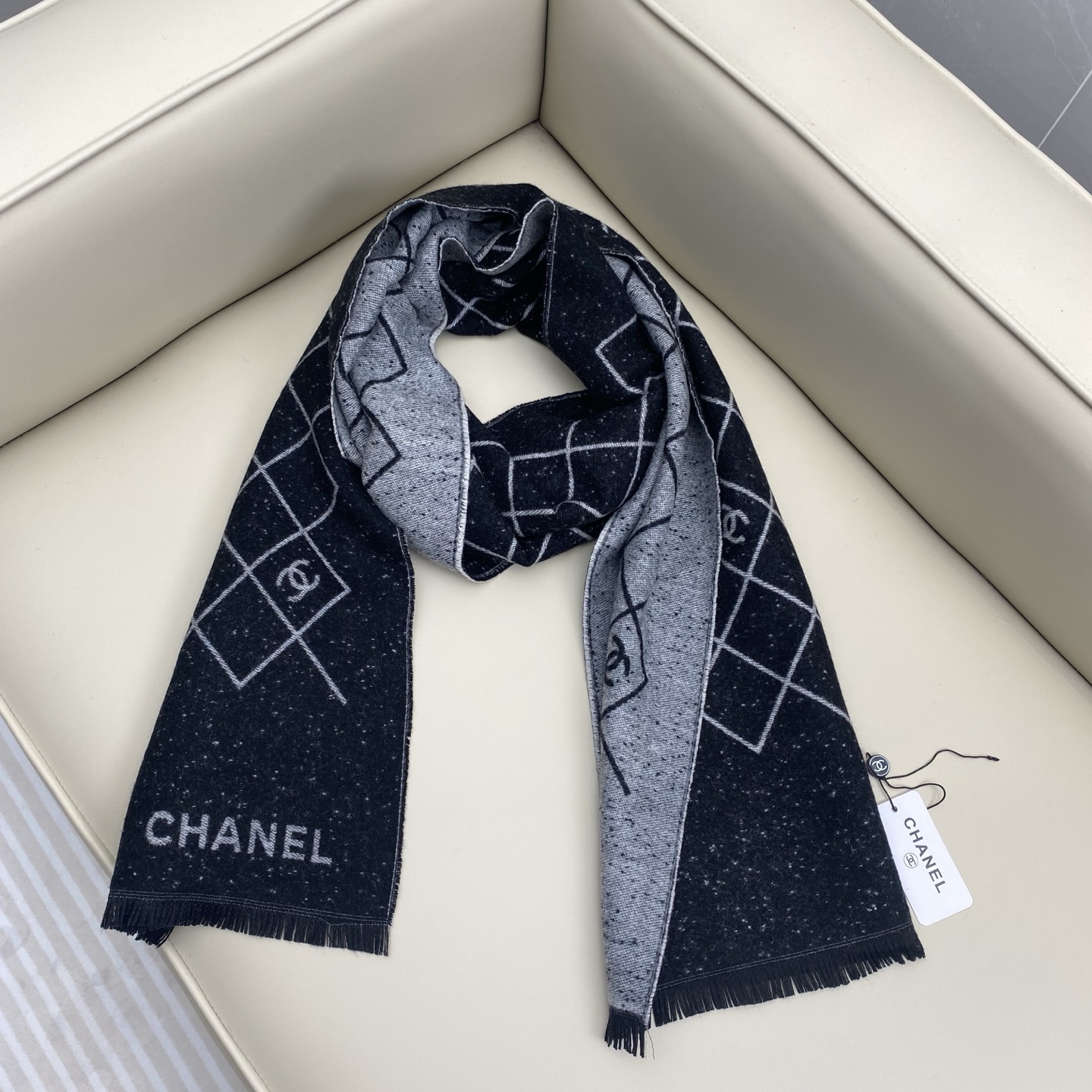 𝑪𝒉 菱格标志 45*200cm.100%山羊绒精选顶级山羊绒/绵羊毛/桑蚕丝，融合精湛工艺。触感细腻柔