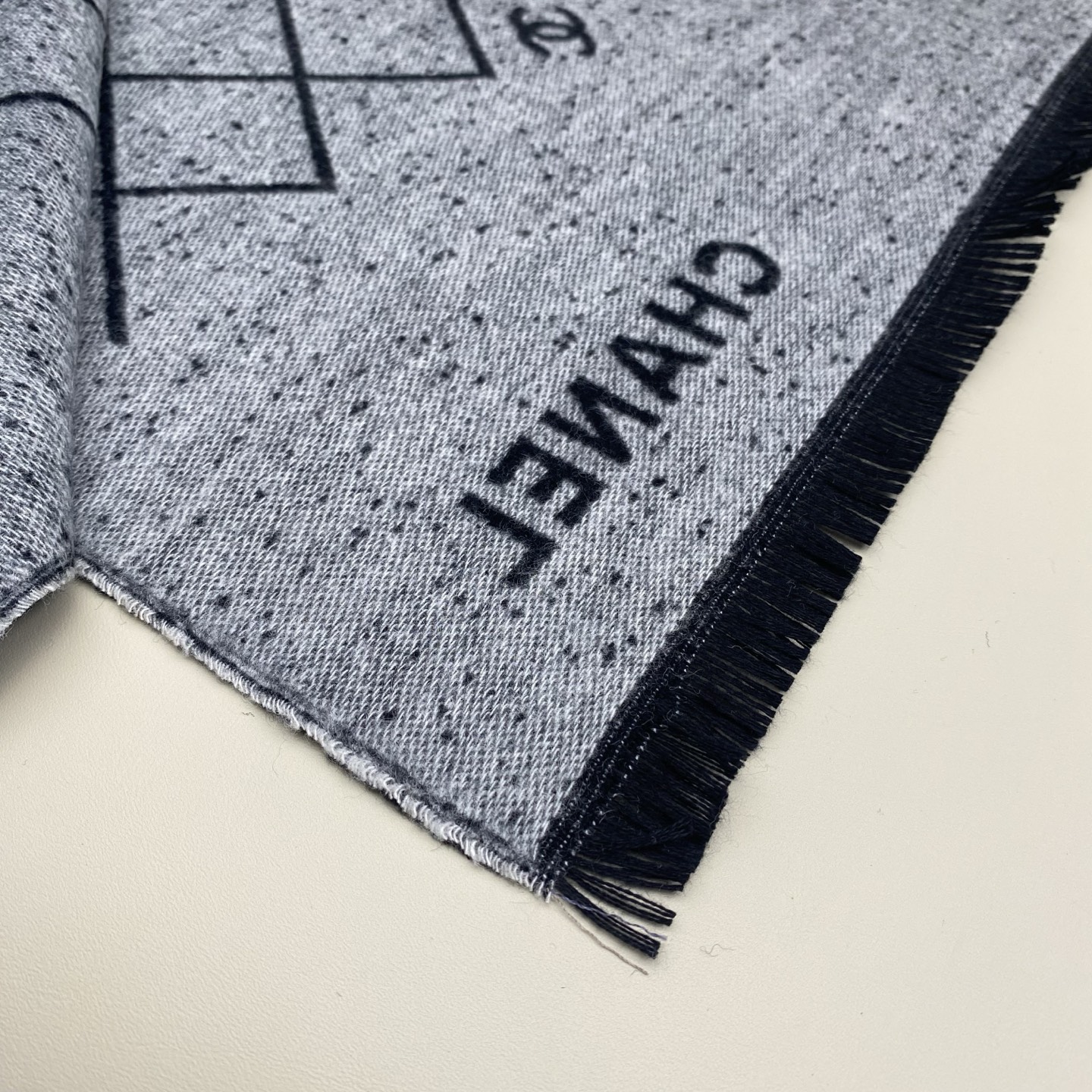 𝑪𝒉 菱格标志 45*200cm.100%山羊绒精选顶级山羊绒/绵羊毛/桑蚕丝，融合精湛工艺。触感细腻柔