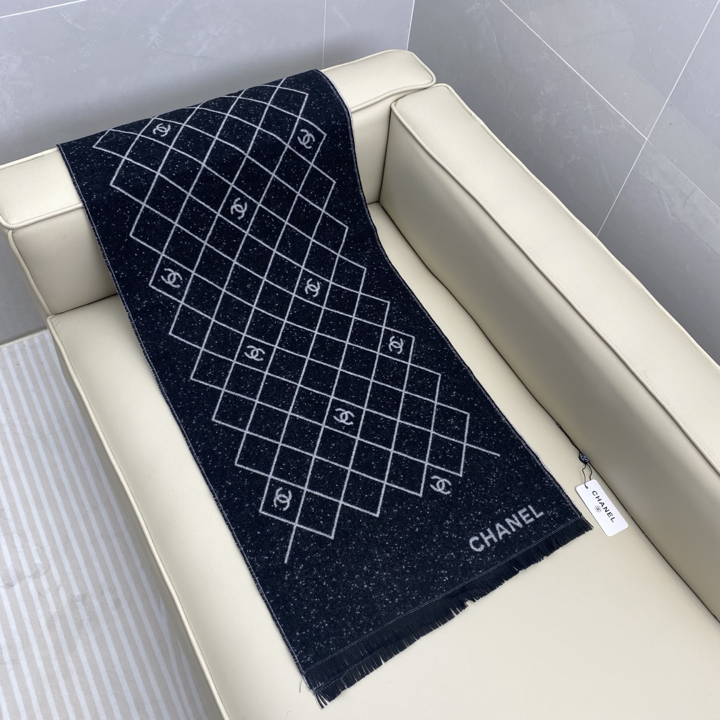 𝑪𝒉 菱格标志 45*200cm.100%山羊绒精选顶级山羊绒/绵羊毛/桑蚕丝，融合精湛工艺。触感细腻柔