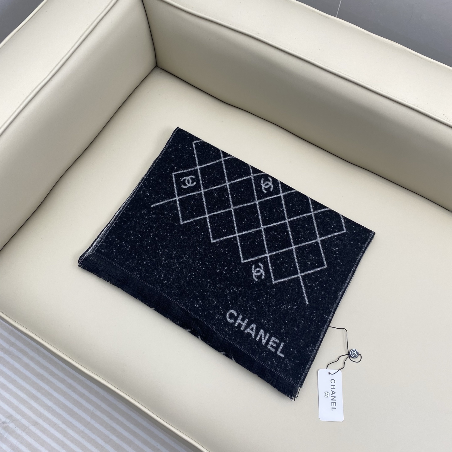 𝑪𝒉 菱格标志 45*200cm.100%山羊绒精选顶级山羊绒/绵羊毛/桑蚕丝，融合精湛工艺。触感细腻柔