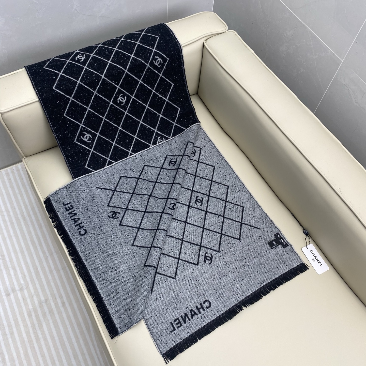 𝑪𝒉 菱格标志 45*200cm.100%山羊绒精选顶级山羊绒/绵羊毛/桑蚕丝，融合精湛工艺。触感细腻柔