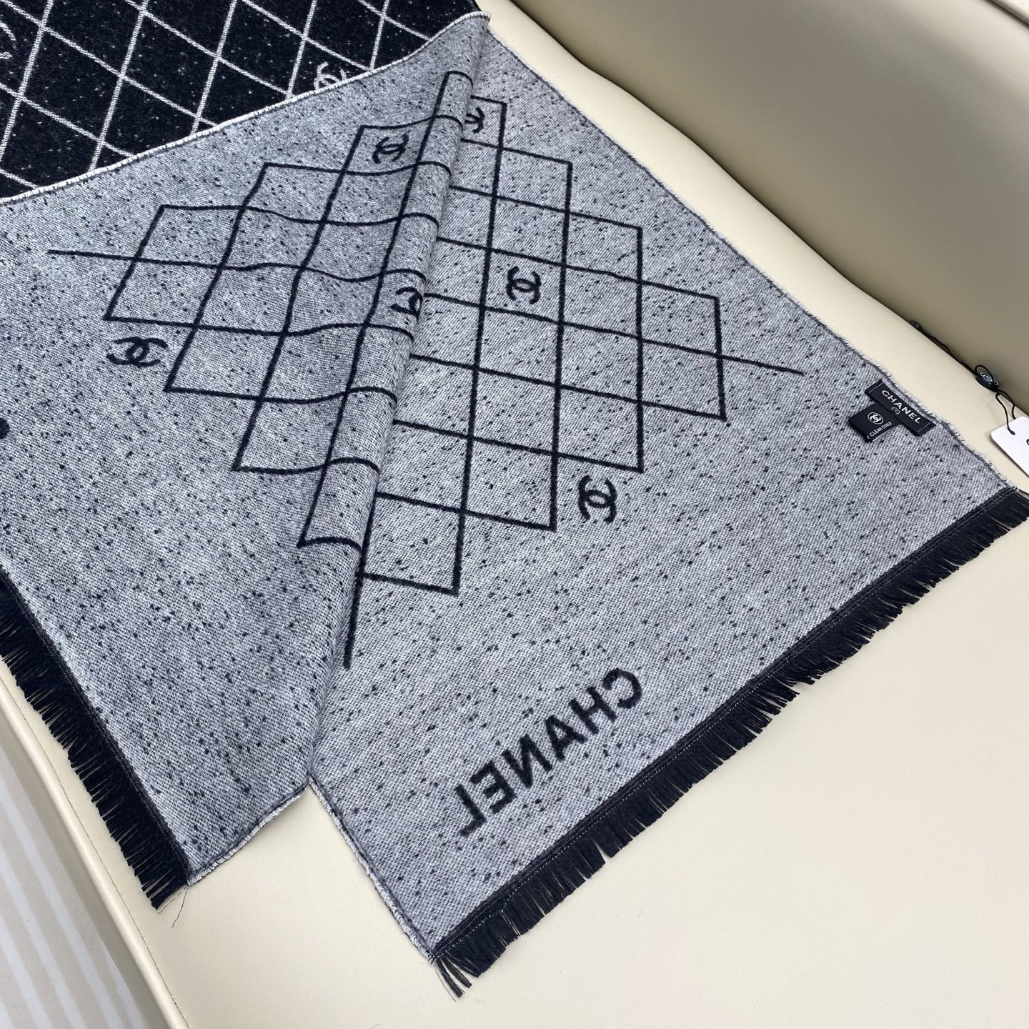 𝑪𝒉 菱格标志 45*200cm.100%山羊绒精选顶级山羊绒/绵羊毛/桑蚕丝，融合精湛工艺。触感细腻柔