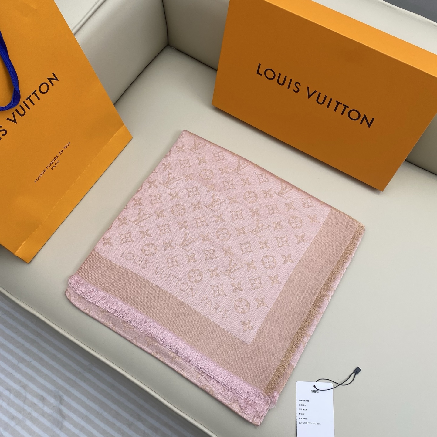 Monogram Shine 披肩臻选染色丝线与柔软的卢勒克斯金属丝，以奢华浪漫的提花织纹演绎经典 Mo