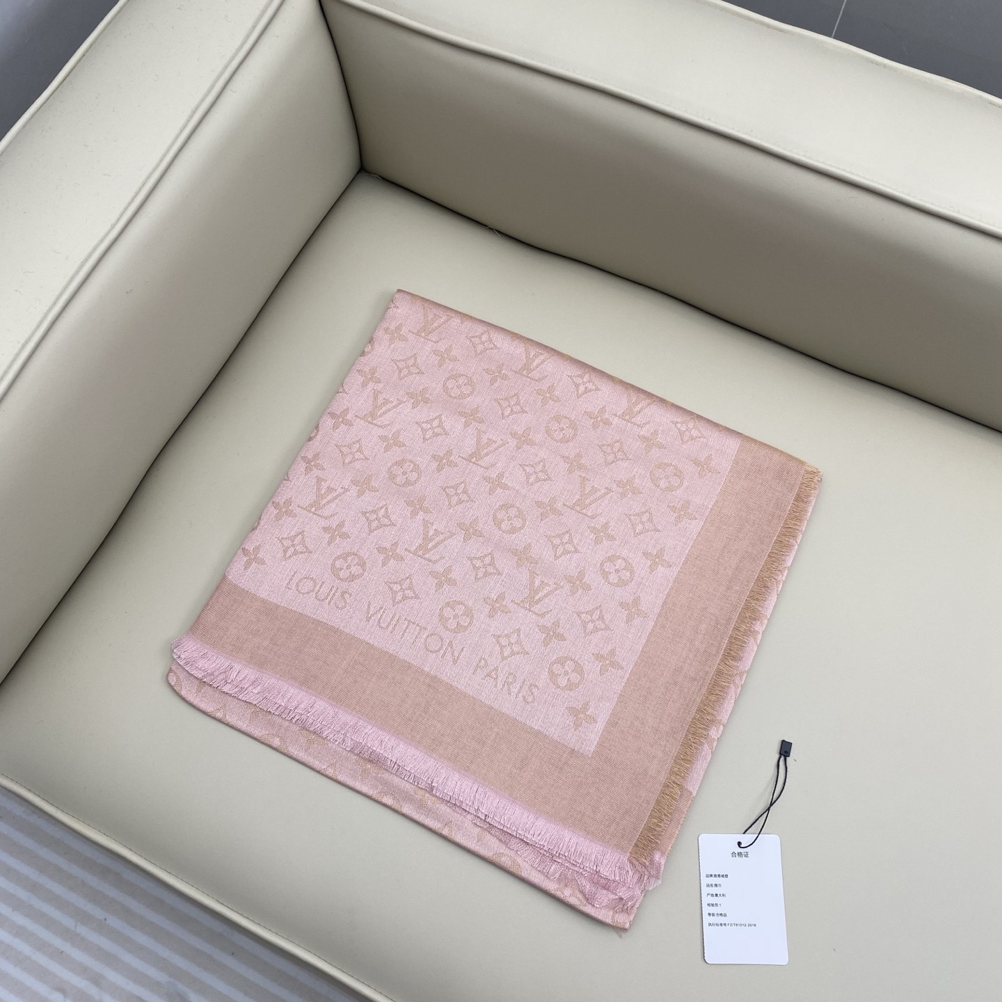 Monogram Shine 披肩臻选染色丝线与柔软的卢勒克斯金属丝，以奢华浪漫的提花织纹演绎经典 Mo