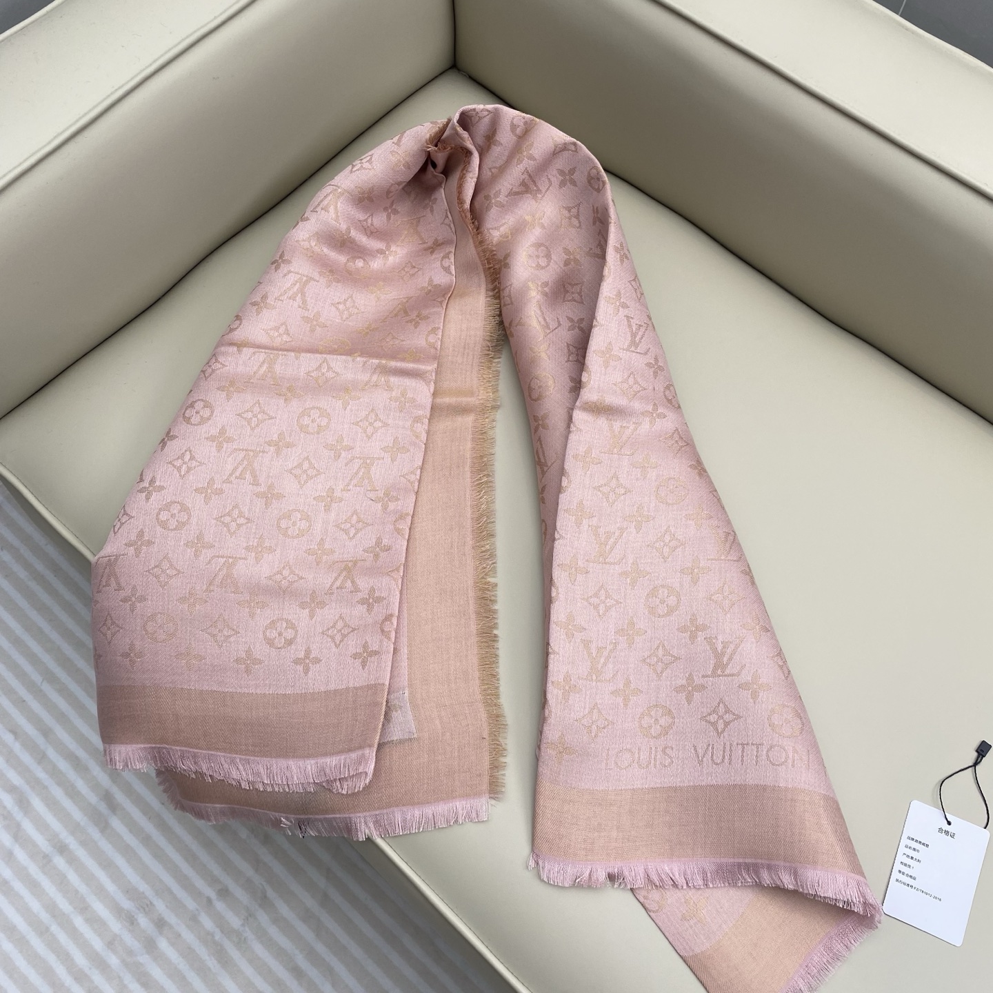 Monogram Shine 披肩臻选染色丝线与柔软的卢勒克斯金属丝，以奢华浪漫的提花织纹演绎经典 Mo