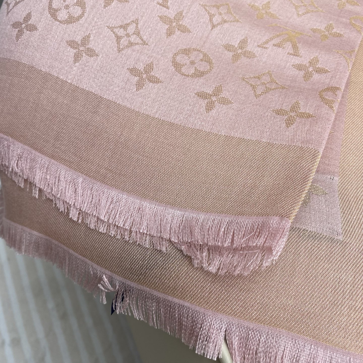 Monogram Shine 披肩臻选染色丝线与柔软的卢勒克斯金属丝，以奢华浪漫的提花织纹演绎经典 Mo