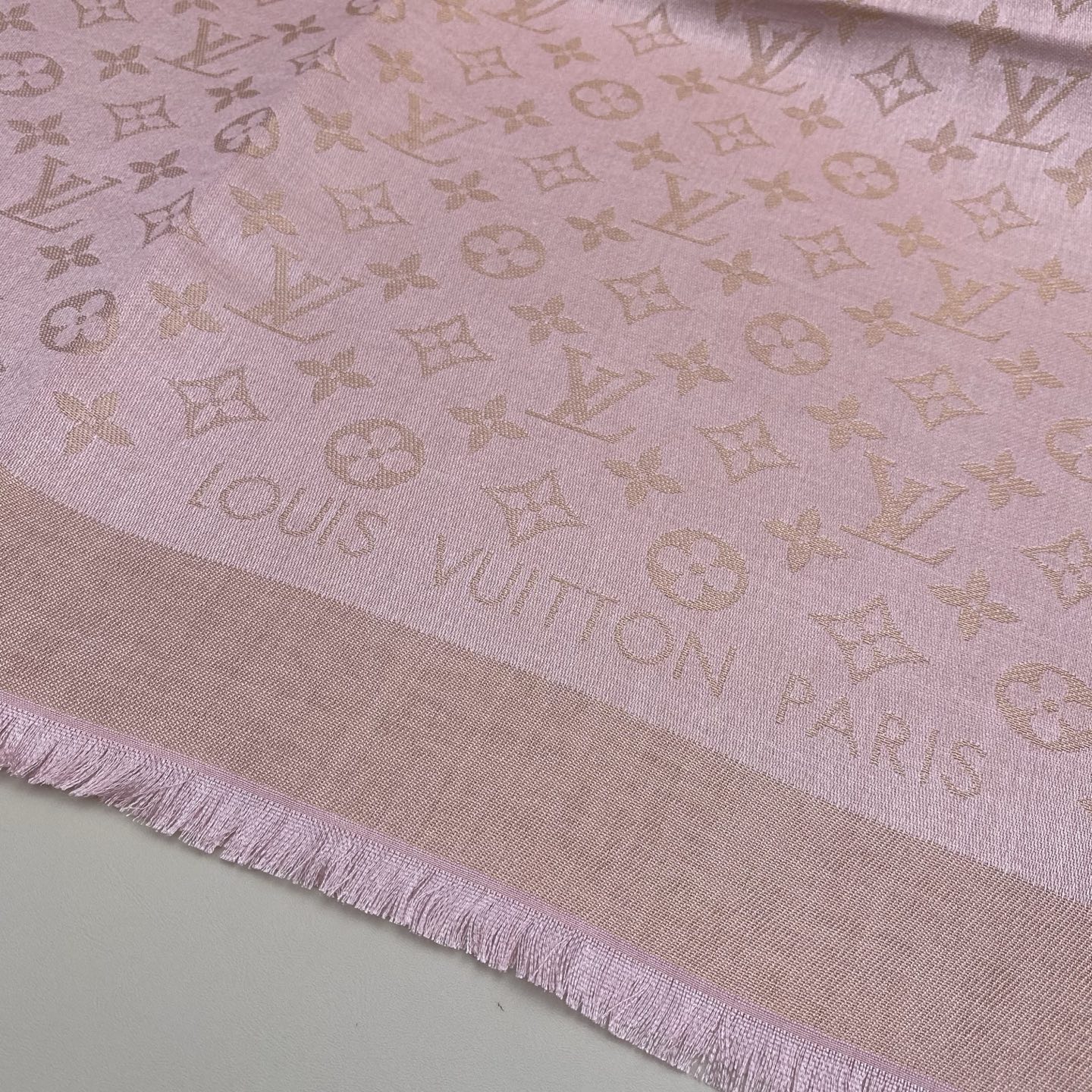 Monogram Shine 披肩臻选染色丝线与柔软的卢勒克斯金属丝，以奢华浪漫的提花织纹演绎经典 Mo