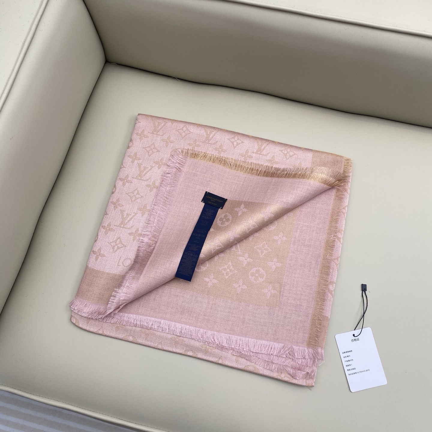 Monogram Shine 披肩臻选染色丝线与柔软的卢勒克斯金属丝，以奢华浪漫的提花织纹演绎经典 Mo