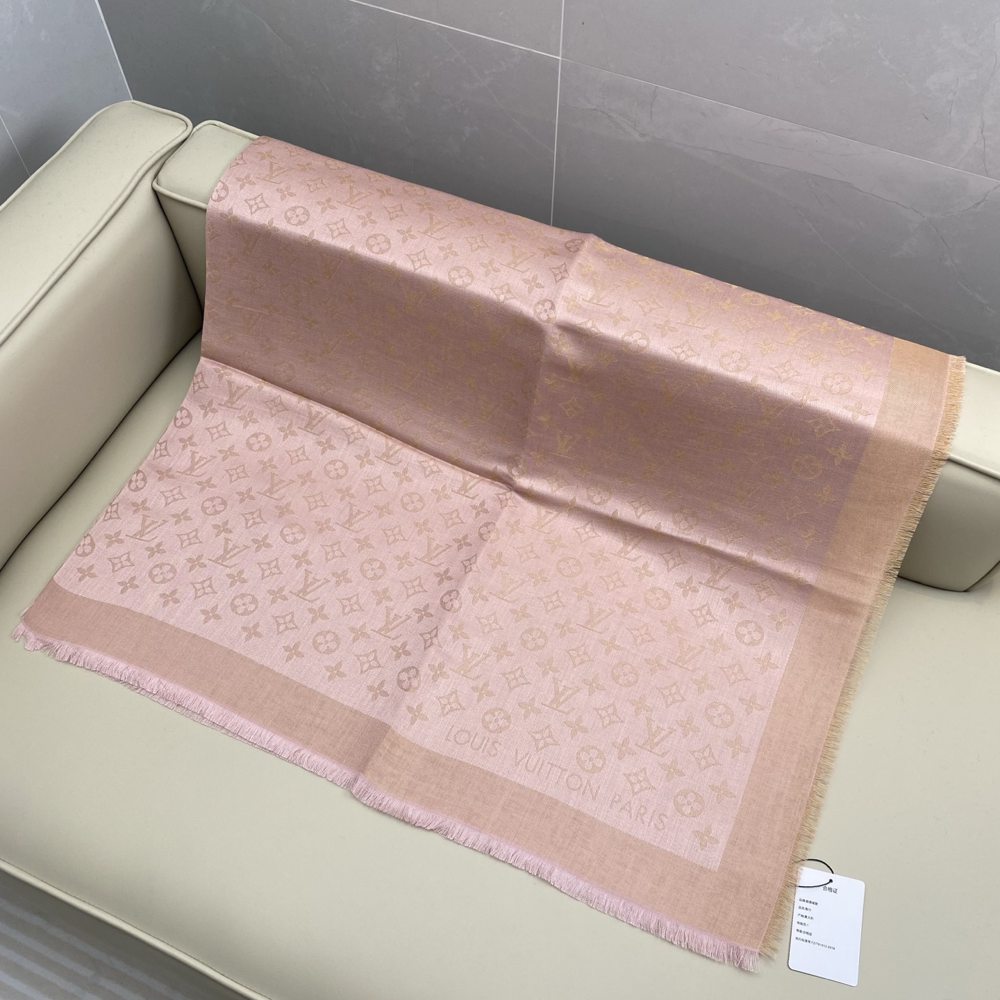 Monogram Shine 披肩臻选染色丝线与柔软的卢勒克斯金属丝，以奢华浪漫的提花织纹演绎经典 Mo