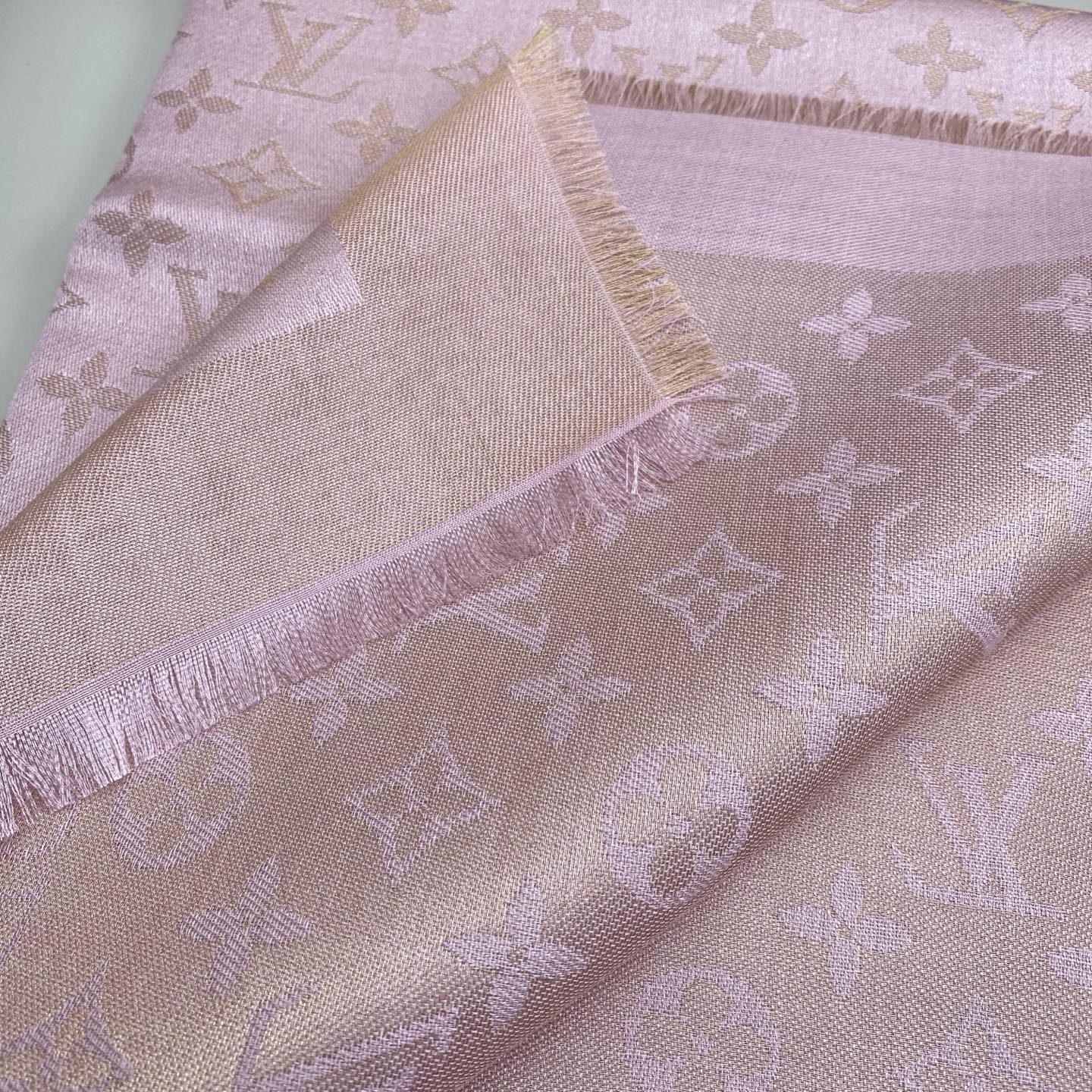 Monogram Shine 披肩臻选染色丝线与柔软的卢勒克斯金属丝，以奢华浪漫的提花织纹演绎经典 Mo