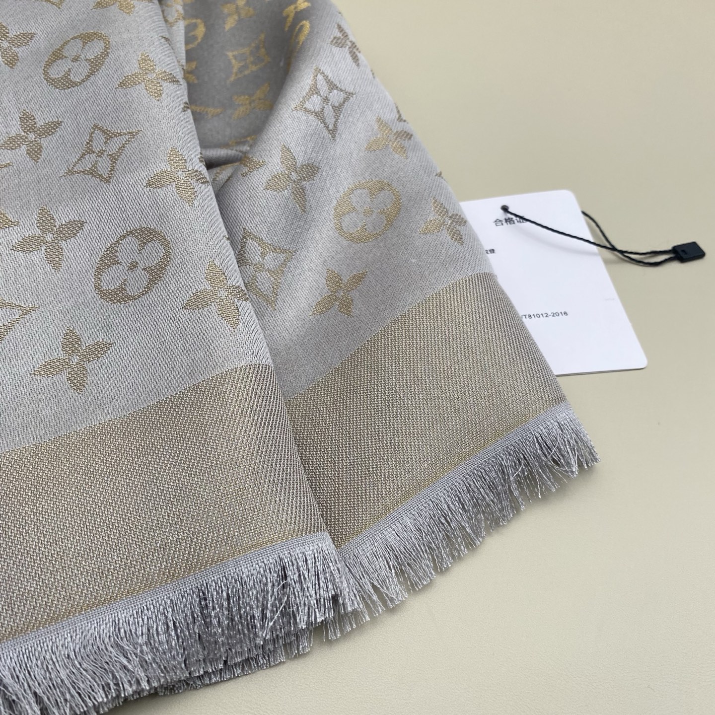 Monogram Shine 披肩臻选染色丝线与柔软的卢勒克斯金属丝，以奢华浪漫的提花织纹演绎经典 Mo