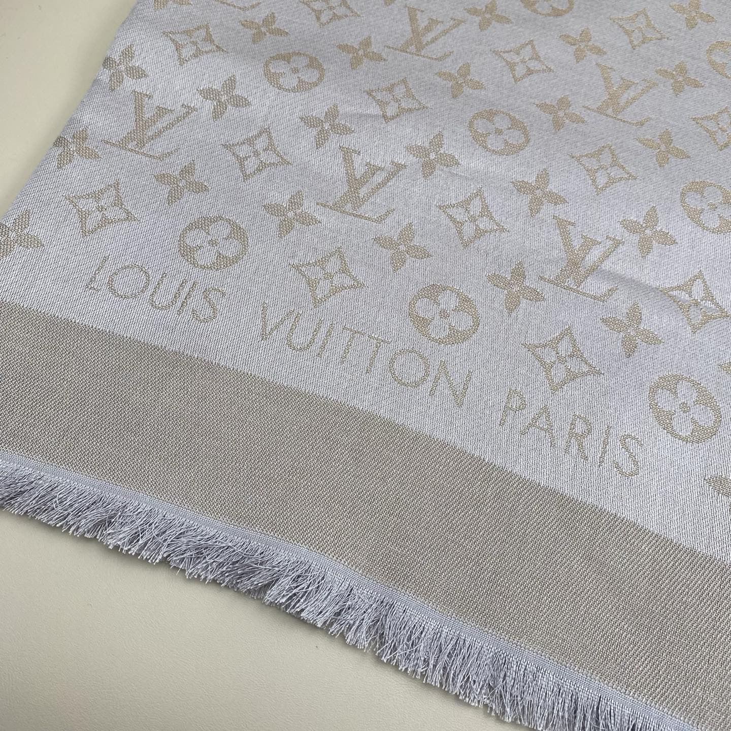 Monogram Shine 披肩臻选染色丝线与柔软的卢勒克斯金属丝，以奢华浪漫的提花织纹演绎经典 Mo