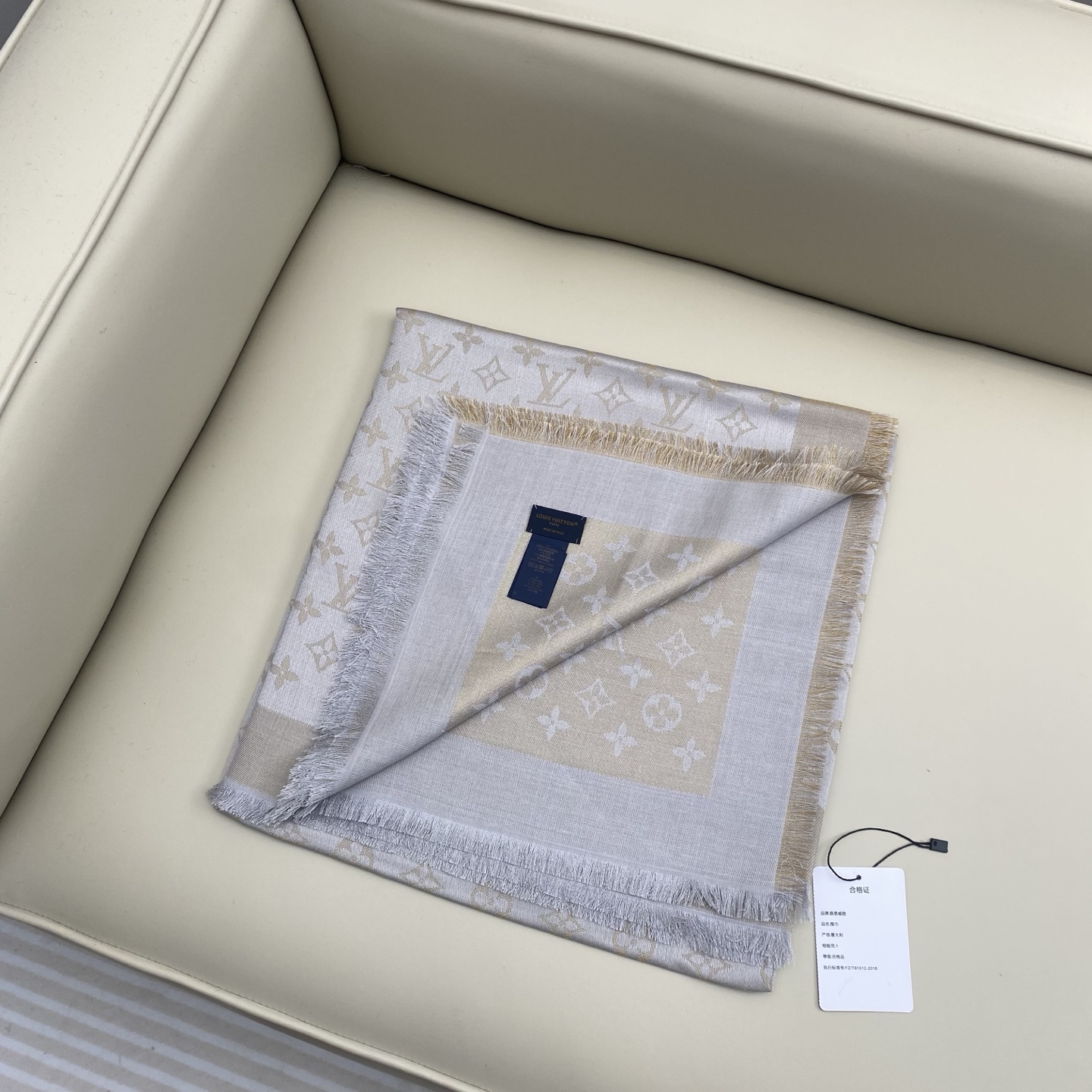 Monogram Shine 披肩臻选染色丝线与柔软的卢勒克斯金属丝，以奢华浪漫的提花织纹演绎经典 Mo