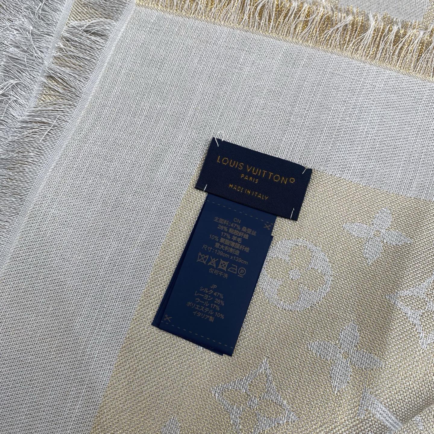 Monogram Shine 披肩臻选染色丝线与柔软的卢勒克斯金属丝，以奢华浪漫的提花织纹演绎经典 Mo