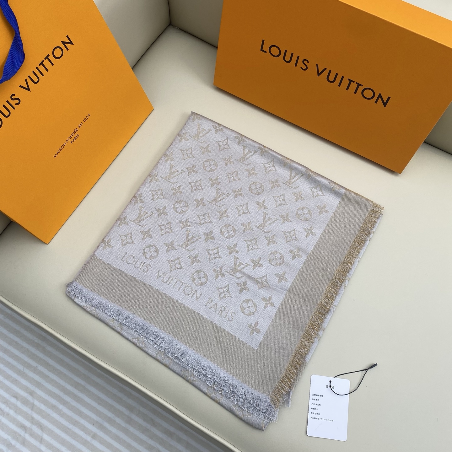 Monogram Shine 披肩臻选染色丝线与柔软的卢勒克斯金属丝，以奢华浪漫的提花织纹演绎经典 Mo