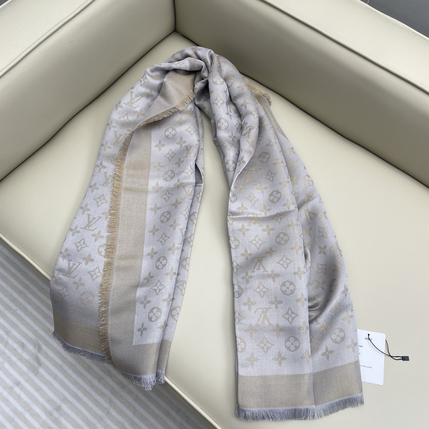 Monogram Shine 披肩臻选染色丝线与柔软的卢勒克斯金属丝，以奢华浪漫的提花织纹演绎经典 Mo