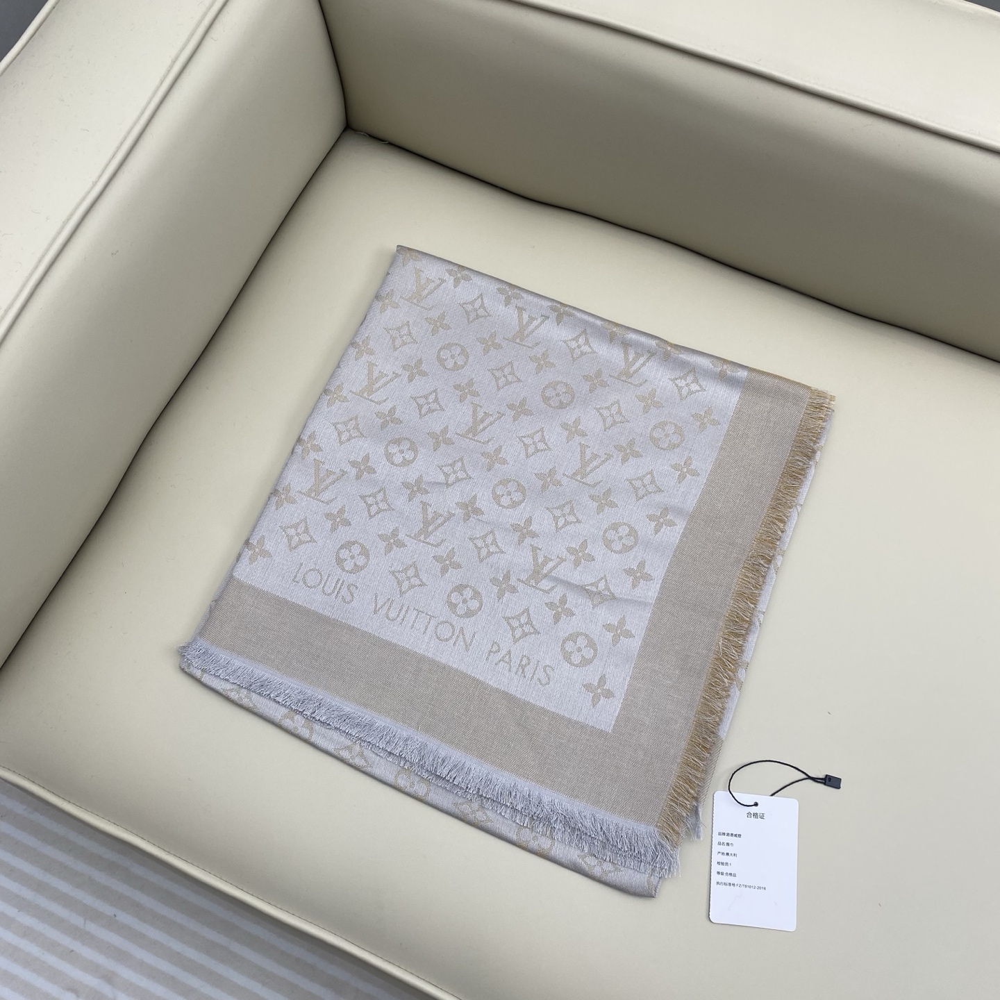 Monogram Shine 披肩臻选染色丝线与柔软的卢勒克斯金属丝，以奢华浪漫的提花织纹演绎经典 Mo