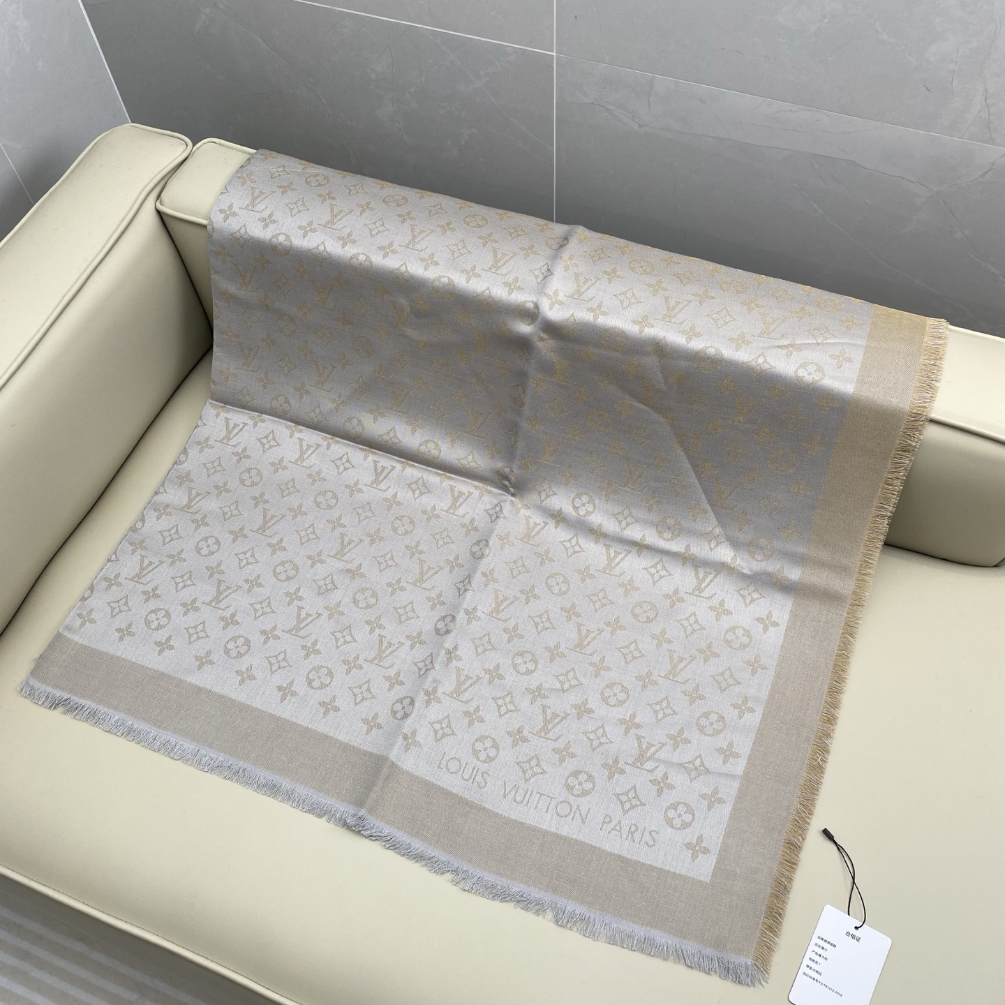 Monogram Shine 披肩臻选染色丝线与柔软的卢勒克斯金属丝，以奢华浪漫的提花织纹演绎经典 Mo