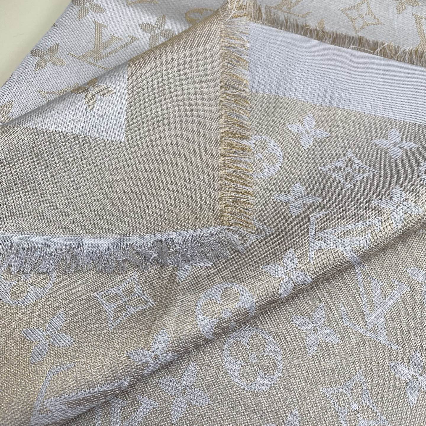 Monogram Shine 披肩臻选染色丝线与柔软的卢勒克斯金属丝，以奢华浪漫的提花织纹演绎经典 Mo