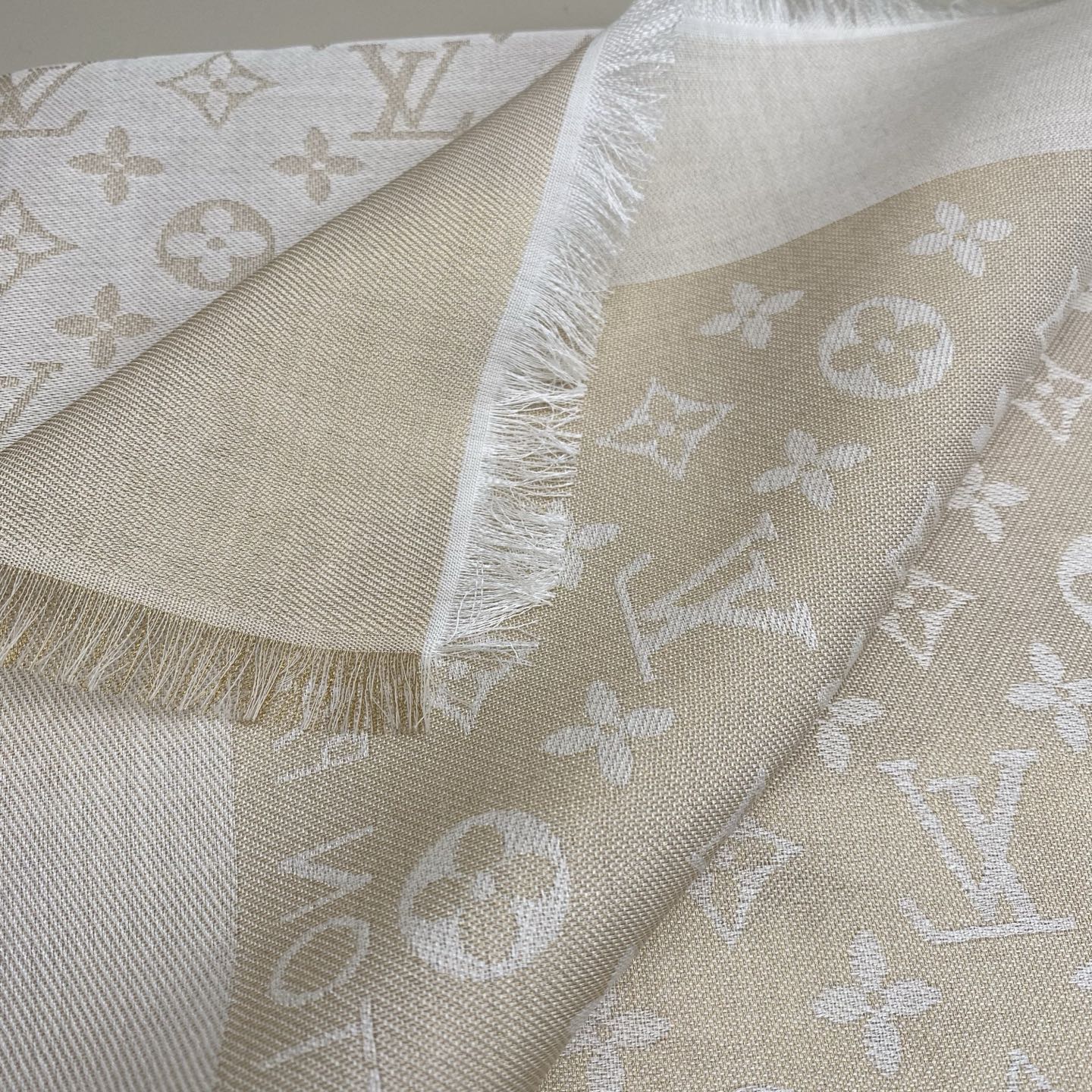 Monogram Shine 披肩臻选染色丝线与柔软的卢勒克斯金属丝，以奢华浪漫的提花织纹演绎经典 Mo