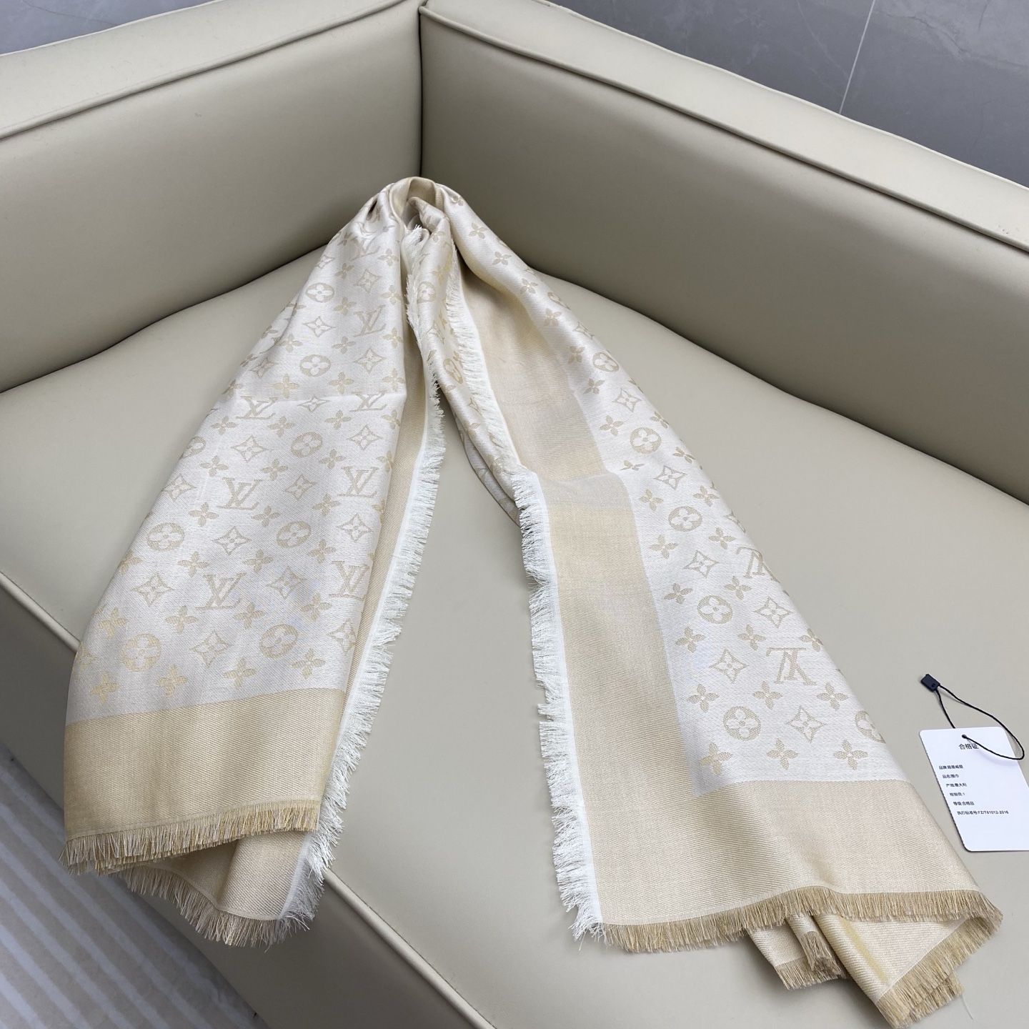 Monogram Shine 披肩臻选染色丝线与柔软的卢勒克斯金属丝，以奢华浪漫的提花织纹演绎经典 Mo