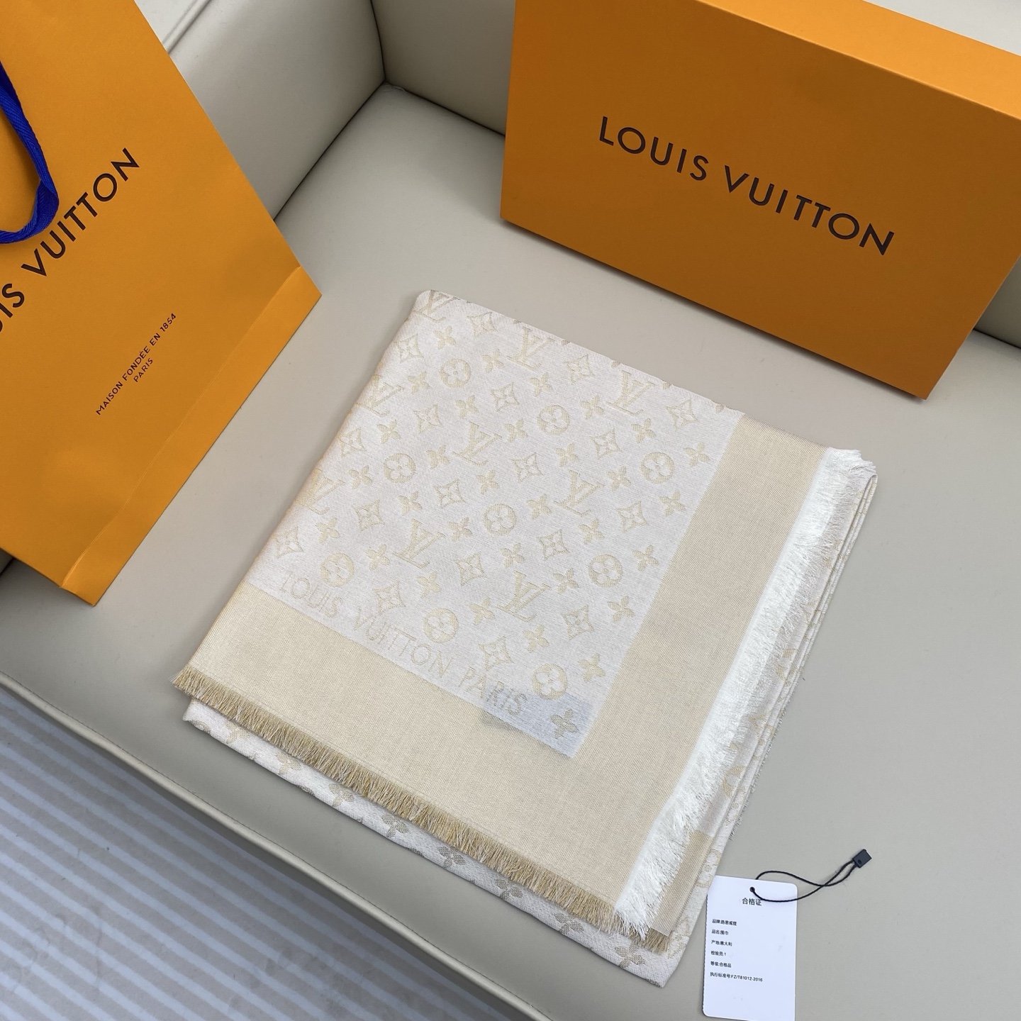 Monogram Shine 披肩臻选染色丝线与柔软的卢勒克斯金属丝，以奢华浪漫的提花织纹演绎经典 Mo