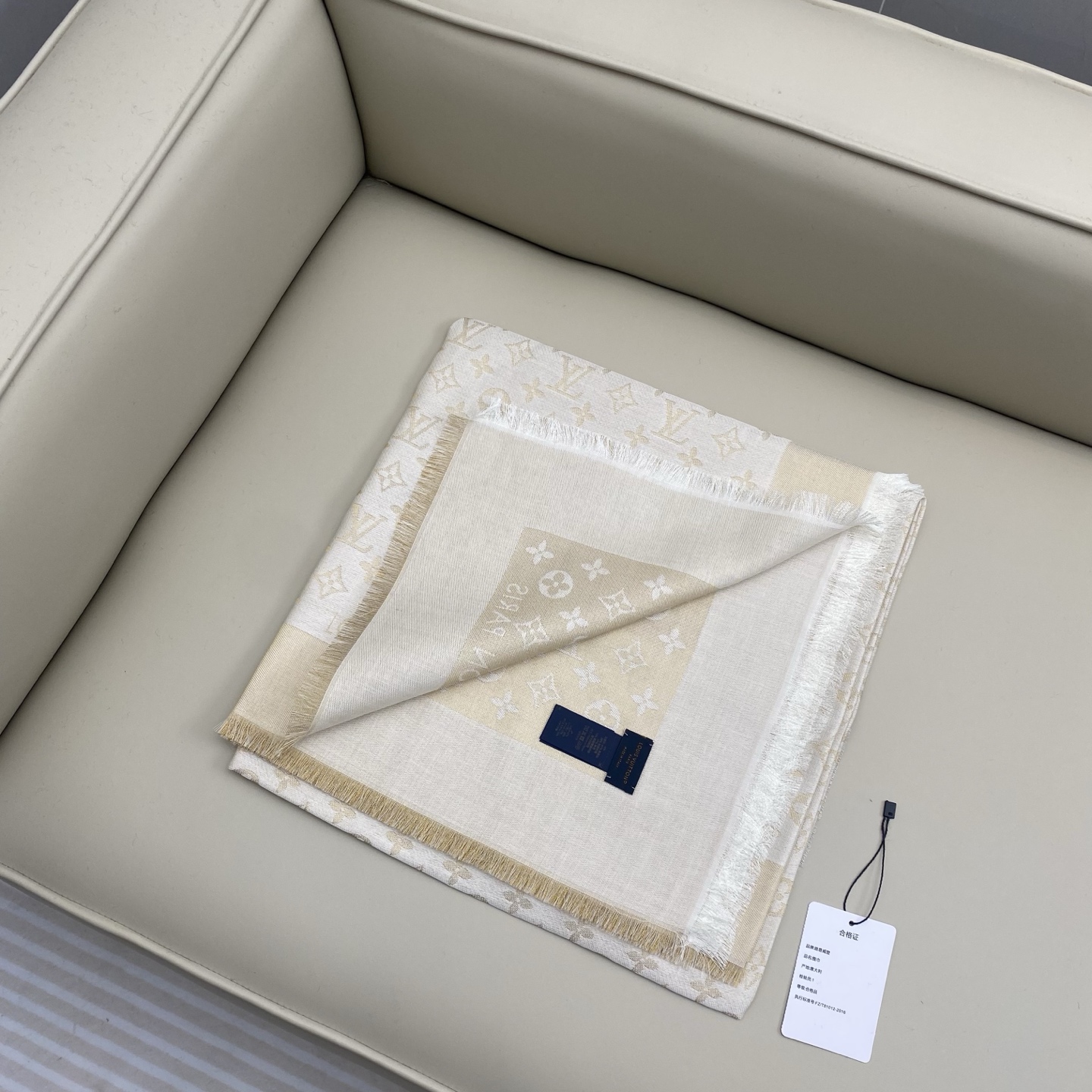 Monogram Shine 披肩臻选染色丝线与柔软的卢勒克斯金属丝，以奢华浪漫的提花织纹演绎经典 Mo