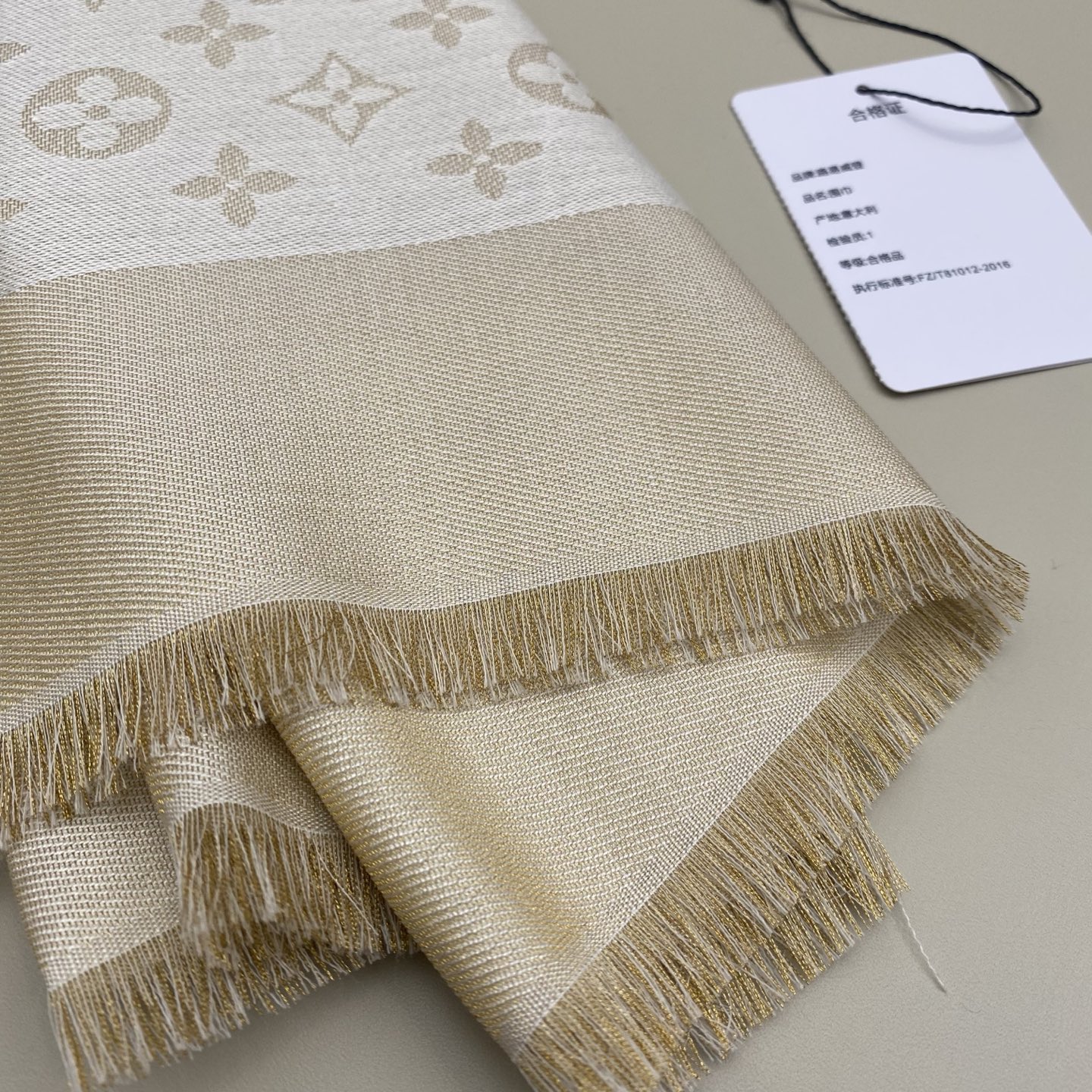 Monogram Shine 披肩臻选染色丝线与柔软的卢勒克斯金属丝，以奢华浪漫的提花织纹演绎经典 Mo